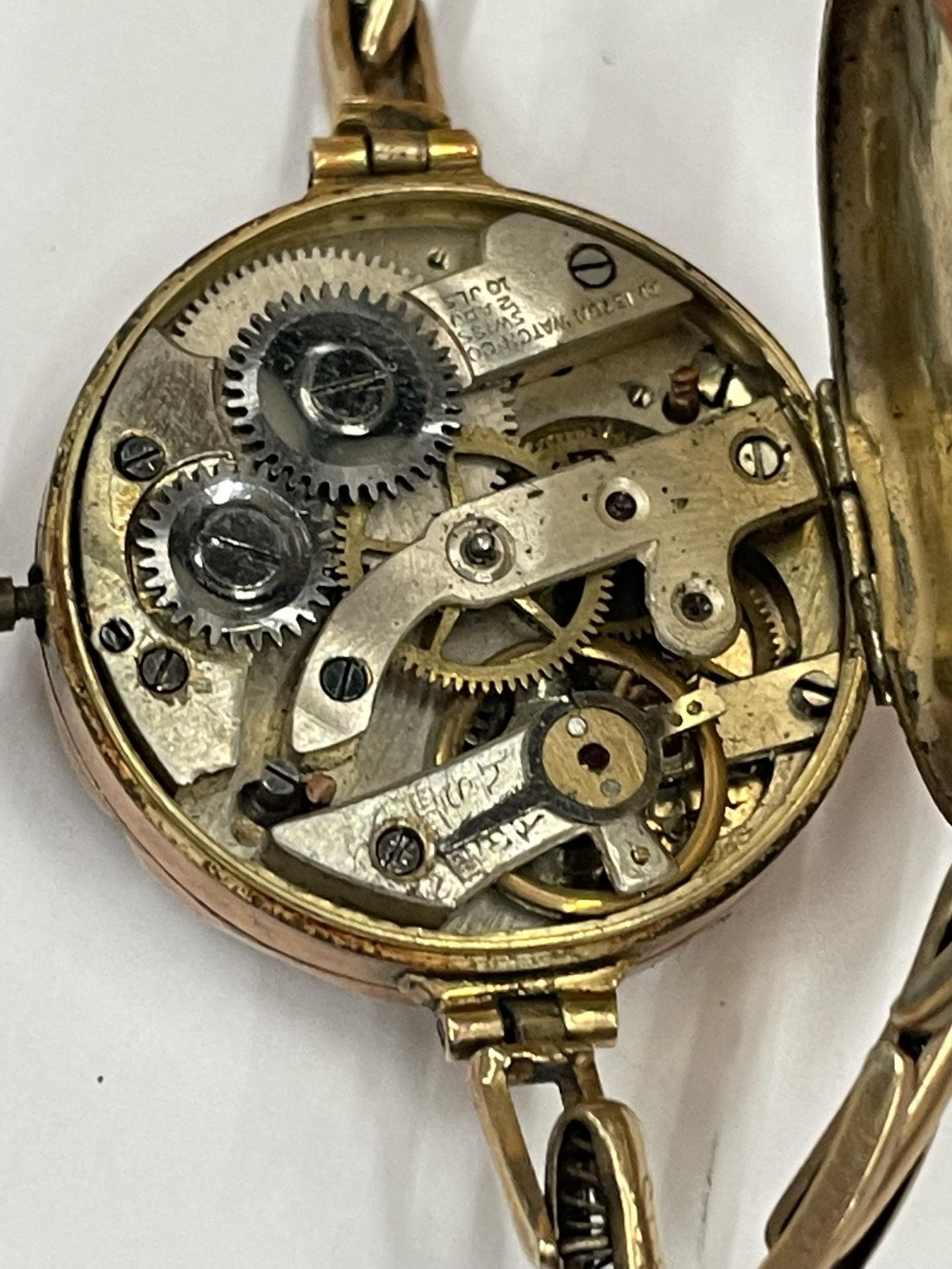 A 9 CARAT GOLD WRISTWATCH WITH 9 CARAT GOLD EXPANDING STRAP - Image 4 of 5