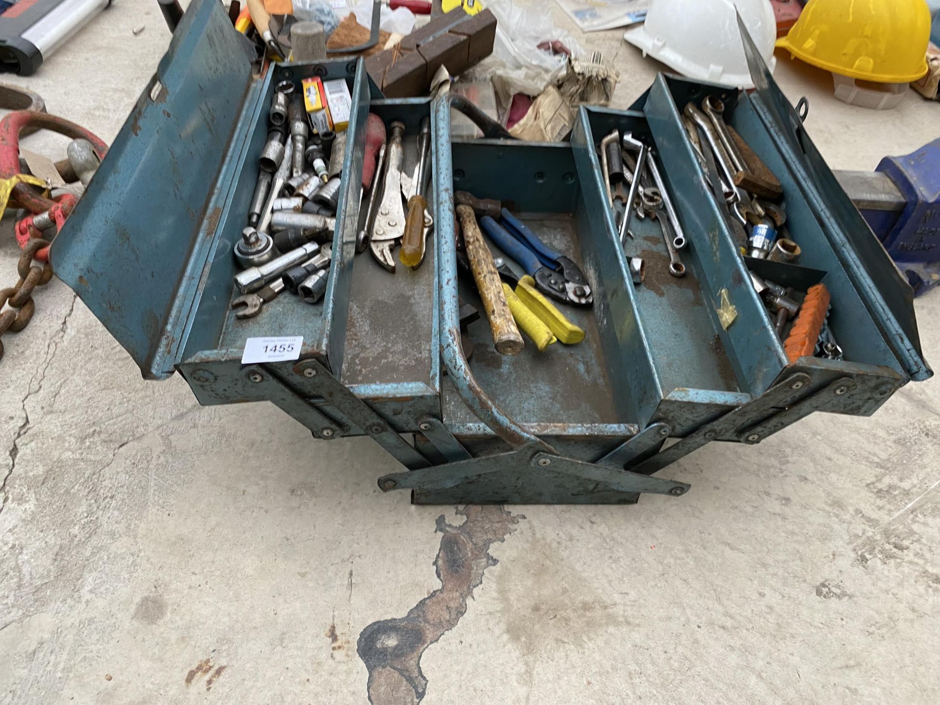 A METAL TOOL BOX CONTAING AN ASSORTMENT OF TOOLS TO INCLUDE SPANNERS, SOCKETS AND PLIERS ETC - Image 2 of 2