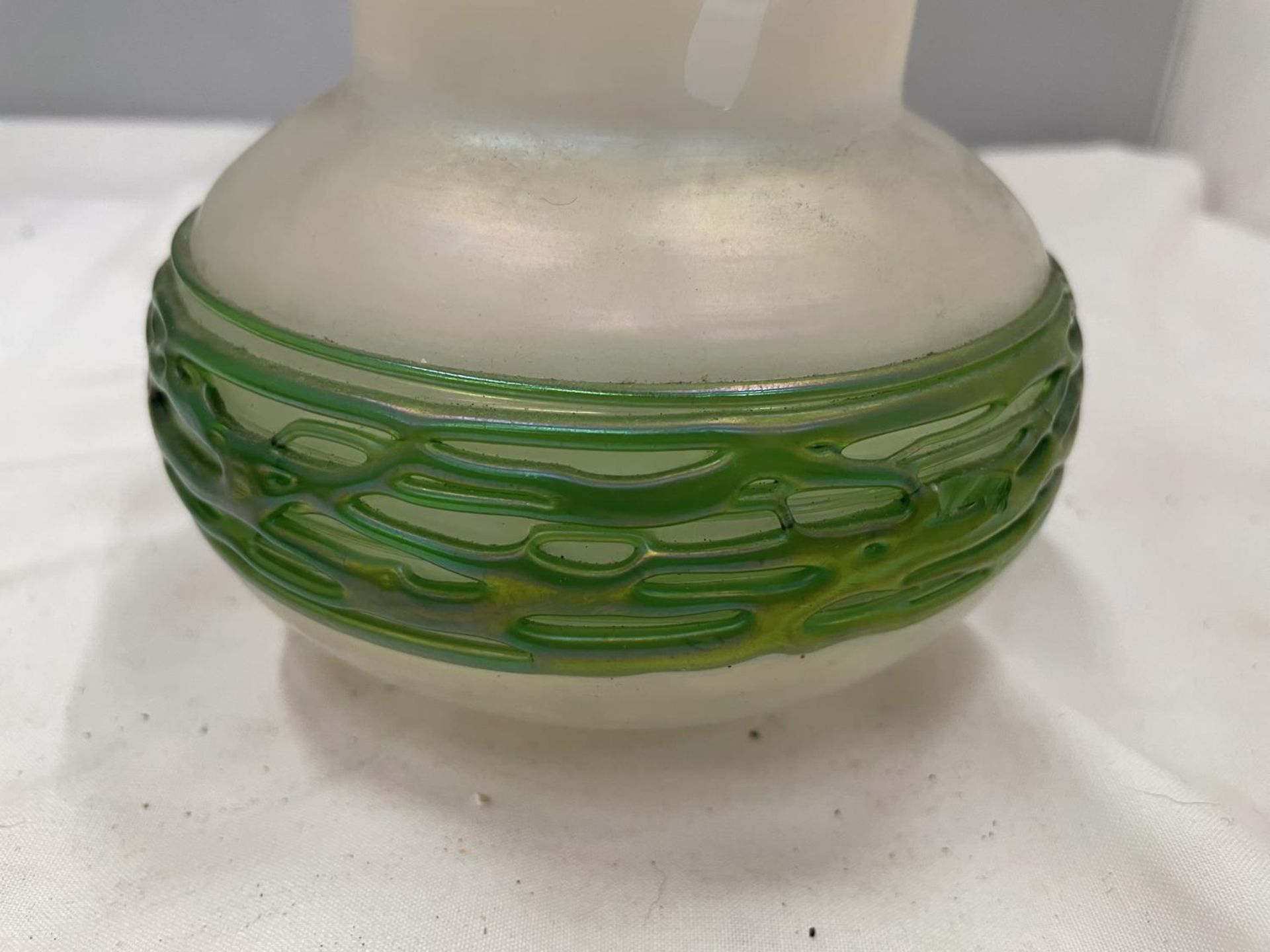 AN IRIDESCENT PEARL ART GLASS VASE WITH APPLIED GREEN DECORATION AND A BRASS METAL FROG - Image 4 of 4