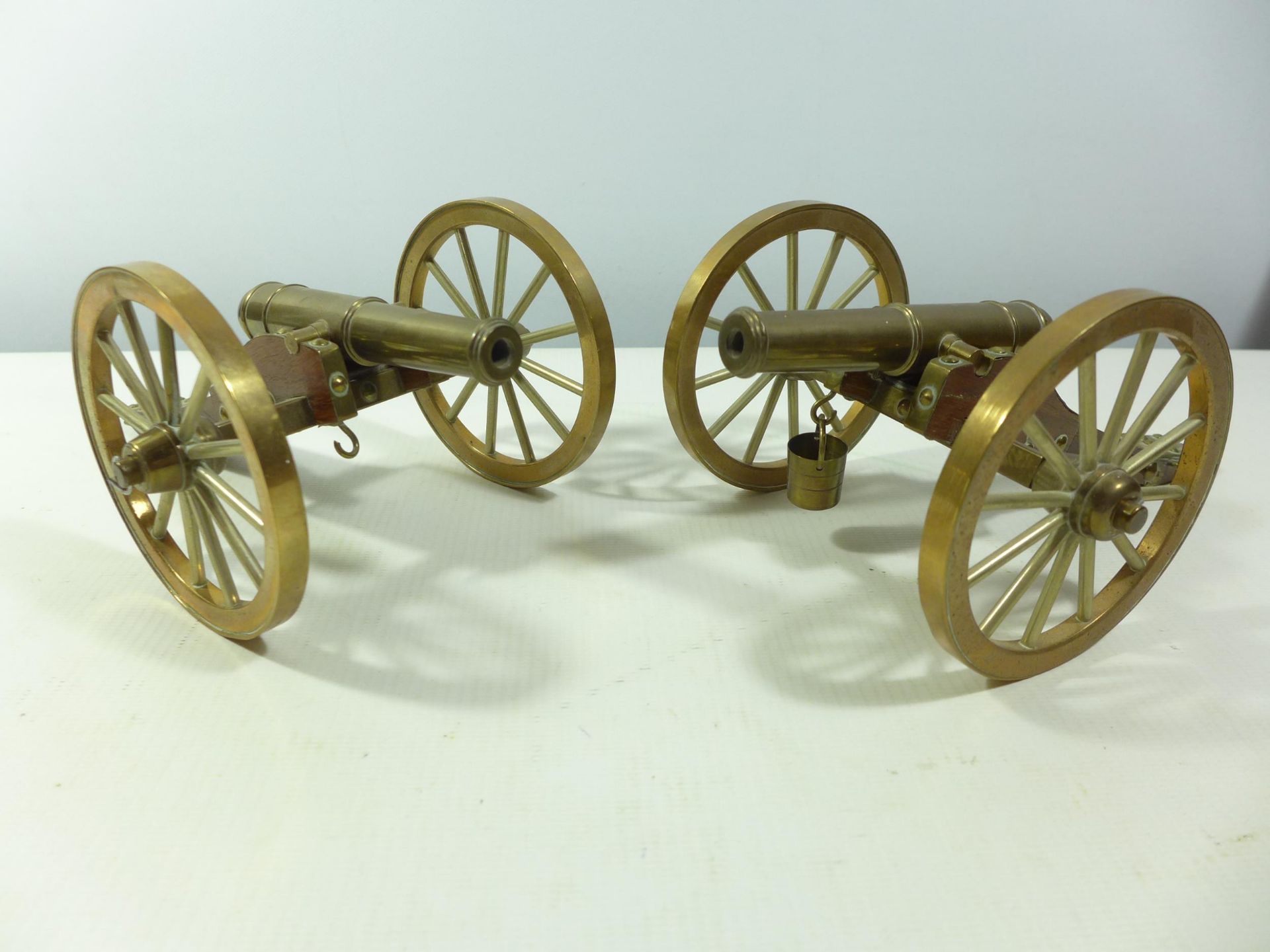 A PAIR OF 20TH CENTURY NAPOLEONIC WAR MODEL CANNONS ON WOOD CARRIAGES, 11CM BARRELS