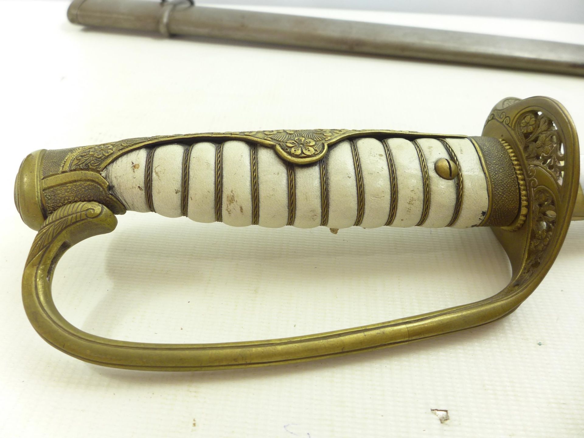 A JAPANESE CAVALRY OFFICERS SWORD AND SCABBARD, 64CM BLADE, PIERCED BRASS GUARD - Image 6 of 10