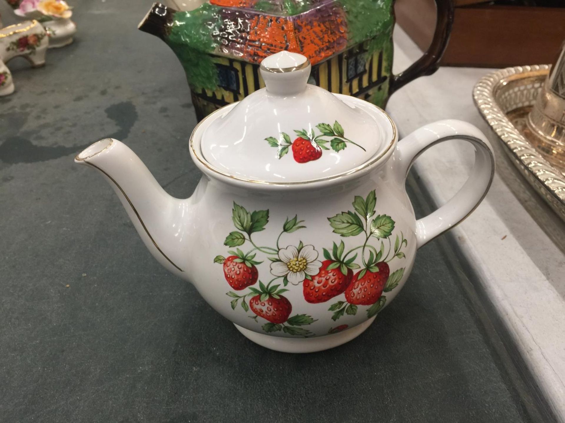 FOUR COLLECTABLE TEAPOTS TO INCLUDE SADLER STRAWBERRY, SADLER HEXAGON SHAPE, ETC - Image 2 of 6