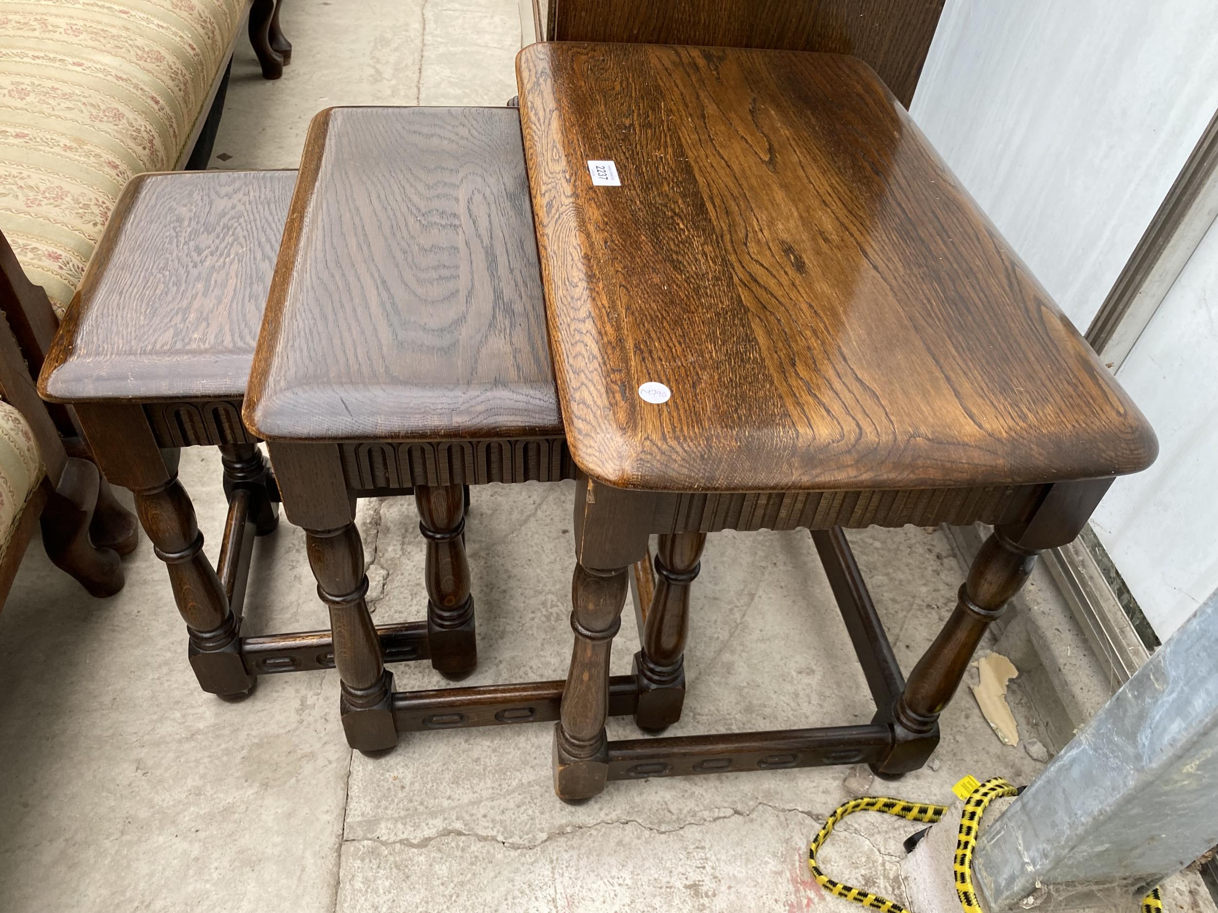 A MID 20TH CENTURY NEST OF THREE TABLES - Image 4 of 4