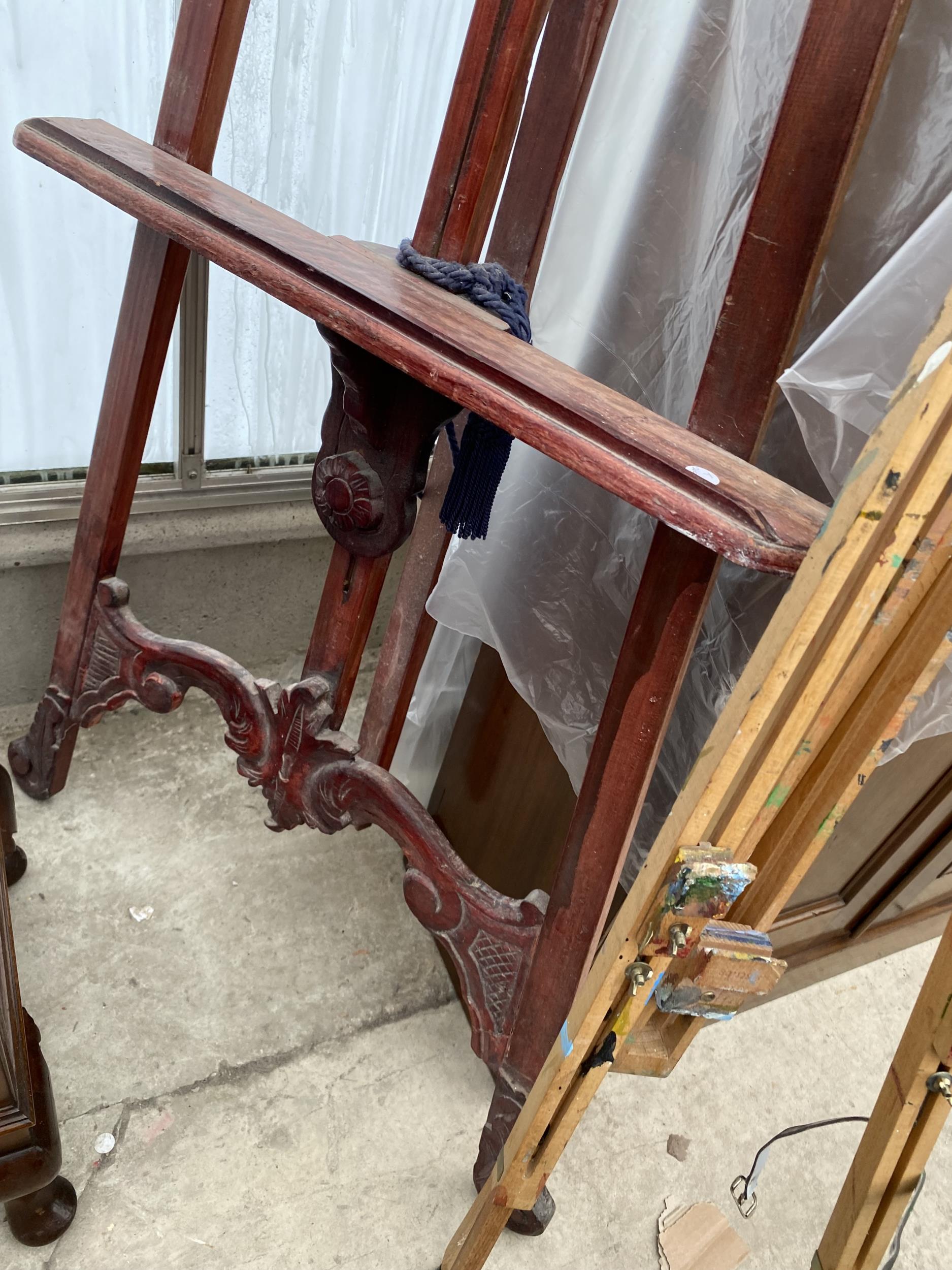 A VICTORIAN STYLE EASEL AND A SMALL MODERN EASEL - Bild 3 aus 6