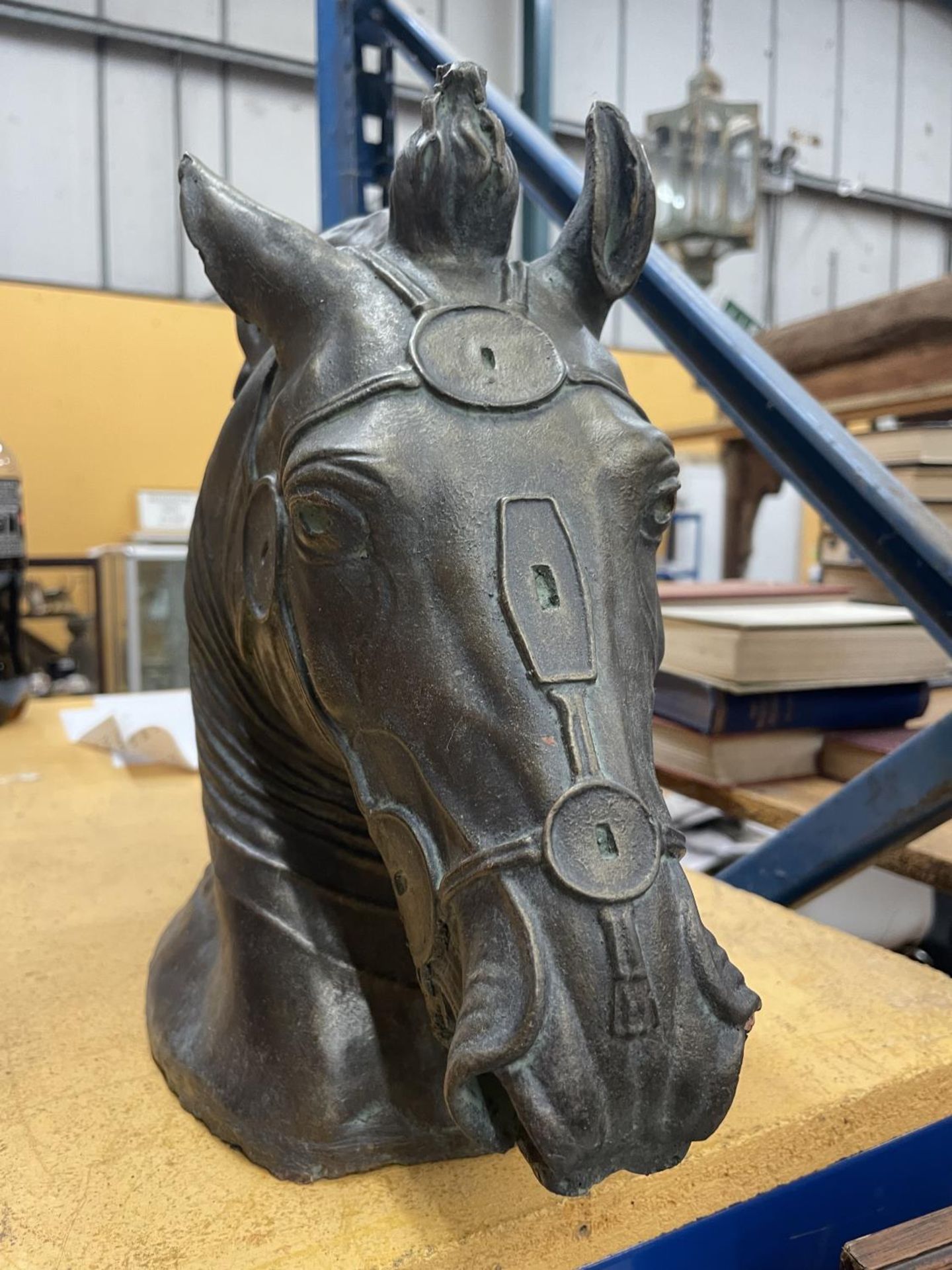 A RECONSTITUTED STONE BUST OF A HORSE HEIGHT 30CM - Image 3 of 3