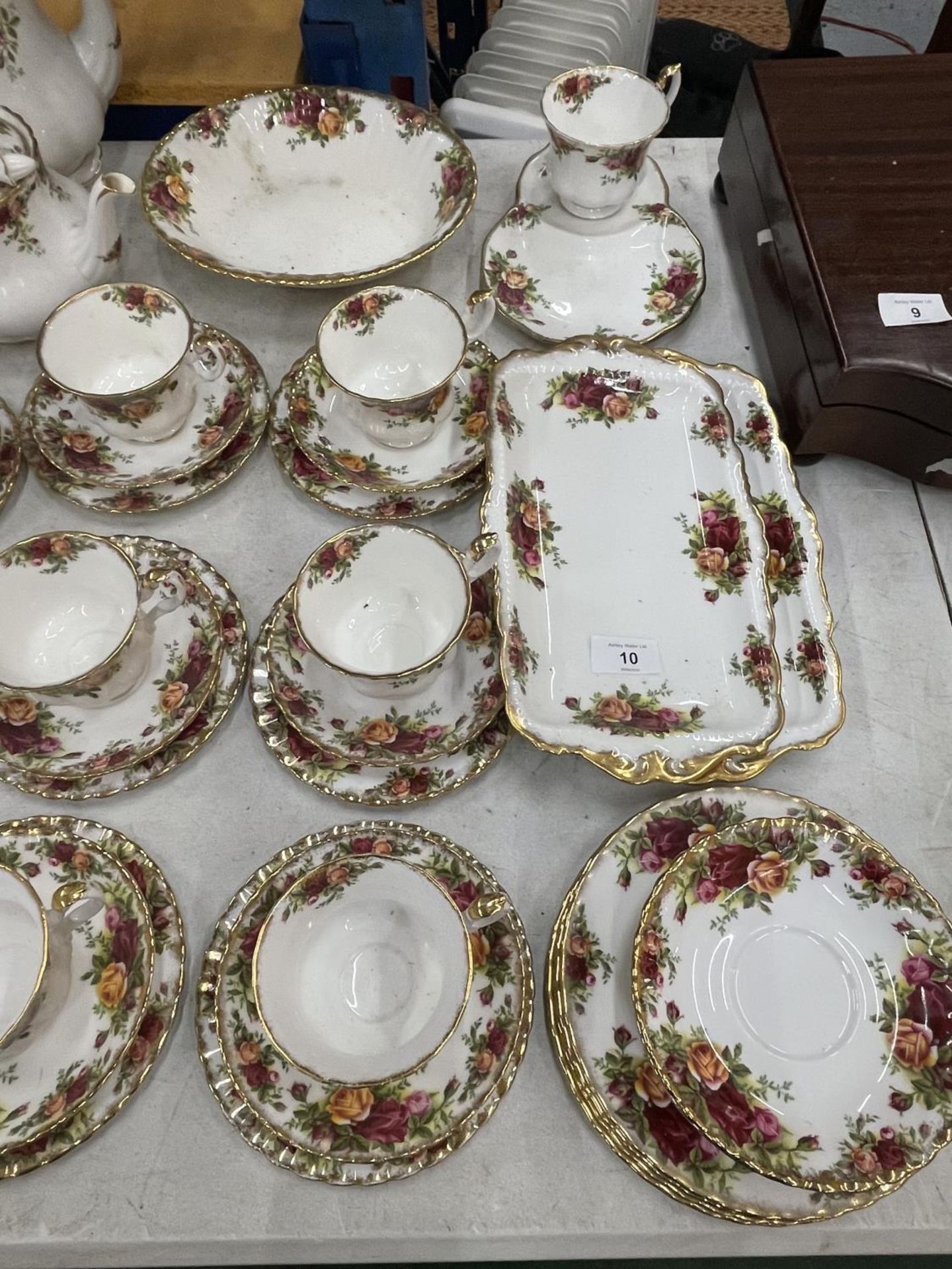 A LARGE COLLECTION OF ROYAL ALBERT OLD COUNTRY ROSES TO INCLUDE TRIOS, CAKE PLATE, SANDWICH PLATES - Image 2 of 7