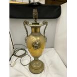 A VINTAGE BRASS DECORATIVE TWIN HANDLED TABLE LAMP