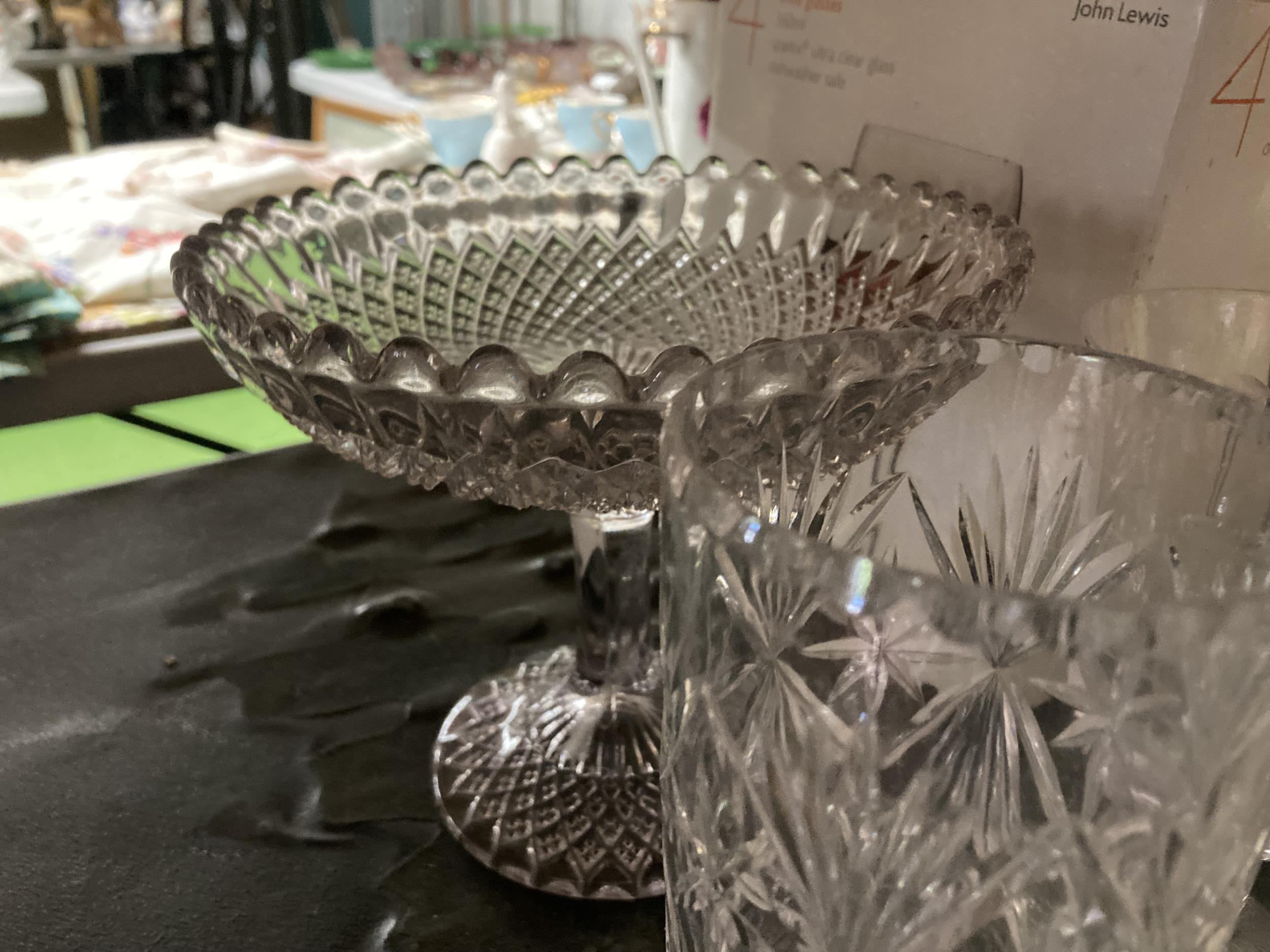 A COLLECTION OF GLASSWARE AND GLASSES TO INCLUDE A CAKE STAND, VASES, JUGS, ETC PLUS BOXED WINE - Bild 2 aus 3