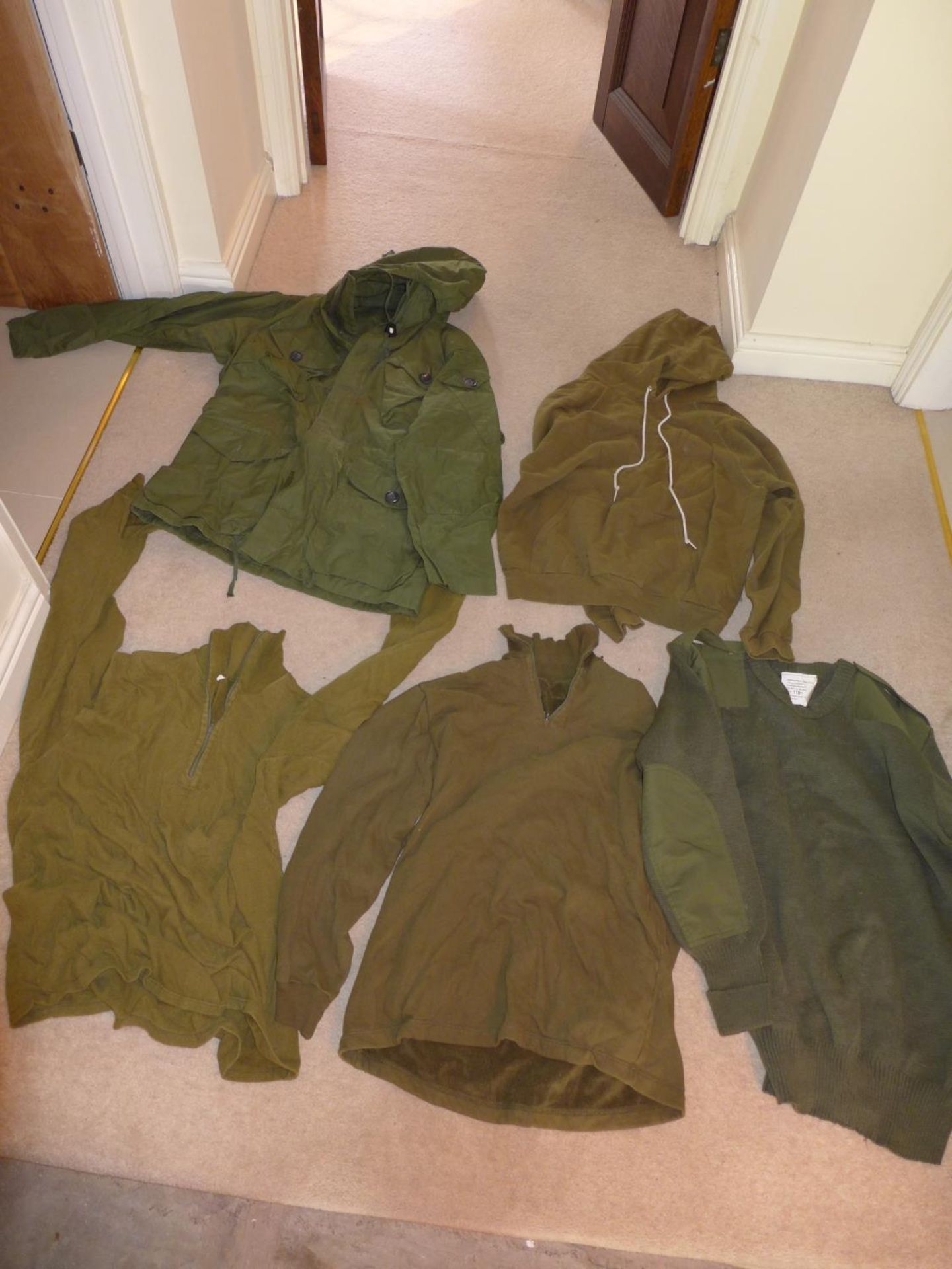 A LARGE COLLECTION OF MILITARY/SHOOTING/FISHING CLOTHING TO INCLUDE WATERPROOF JACKET, TROUSERS, - Image 3 of 5