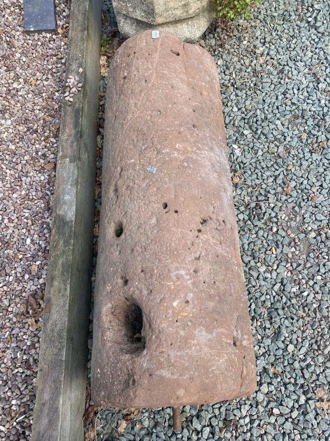 RED SANDSTONE ROLLER APPROX - 105CM LONG 40CM HIGH - Bild 3 aus 3