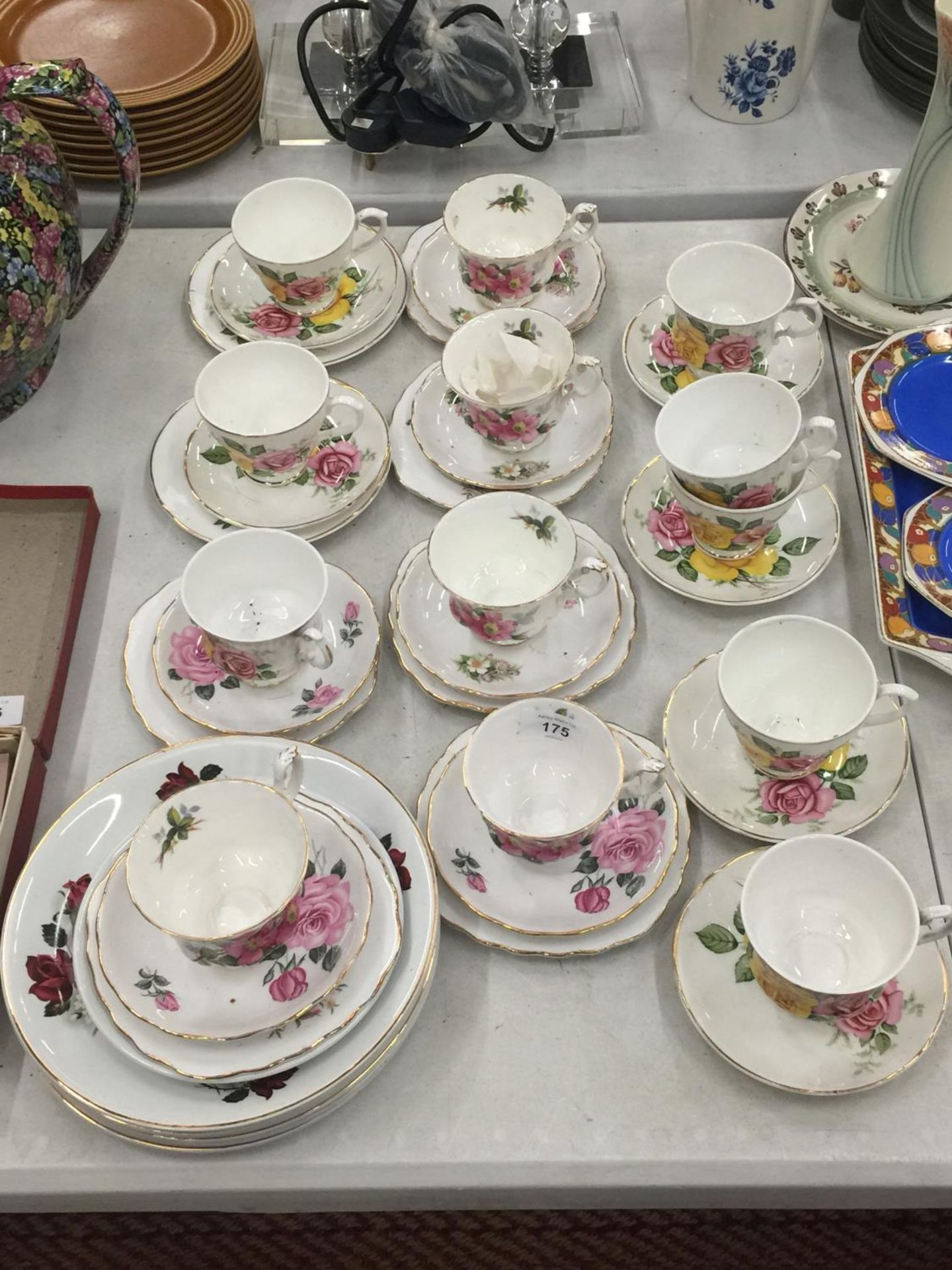 A QUANTITY OF CHINA CUPS, PLATES AND SAUCERS TO INCLUDE ROYAL ALBERT 'PRARIE ROSE', SHERIDAN, ETC