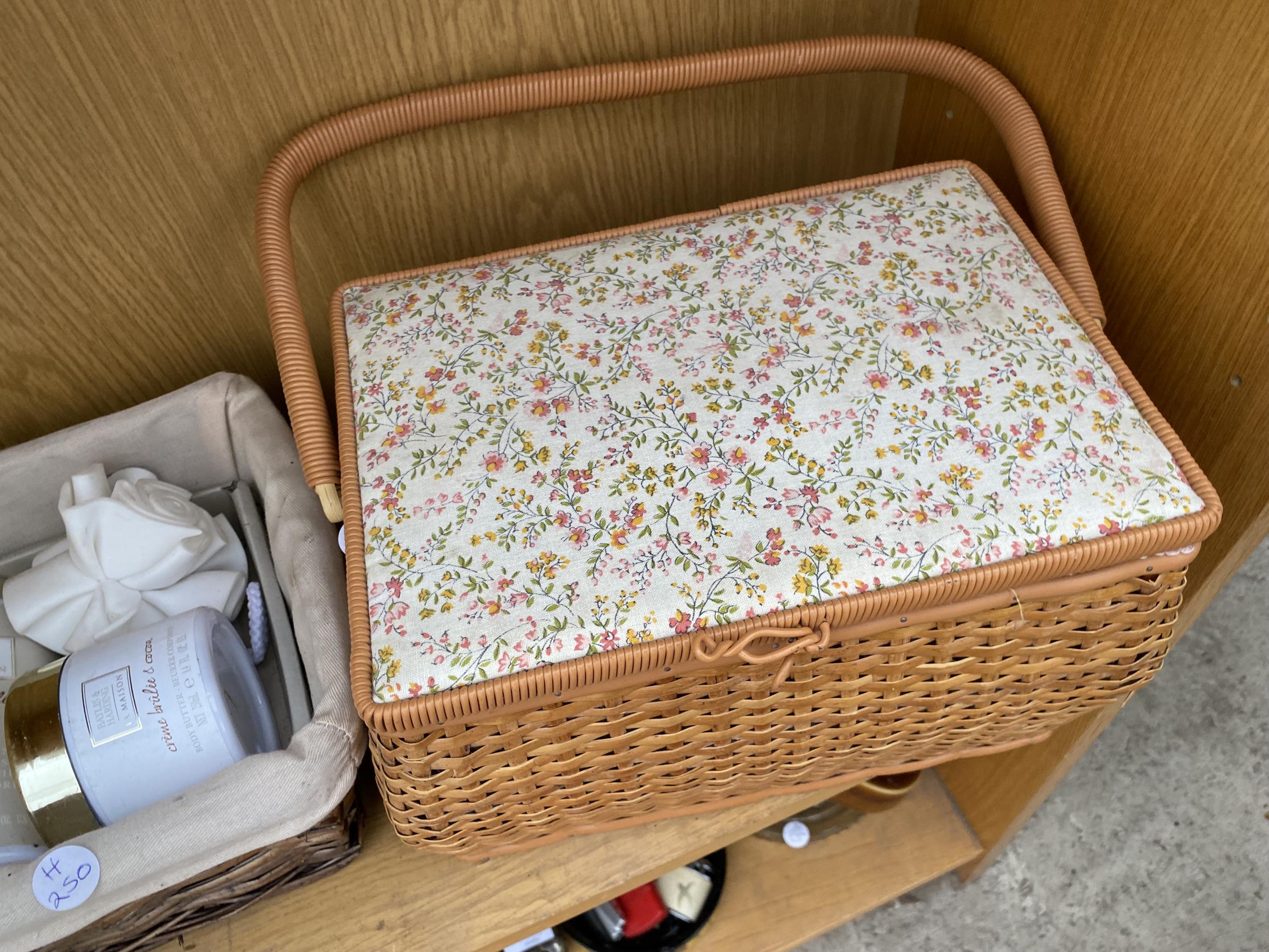 A WICKER BASKET CONTAING BAYLIS & HARDING TOILETRIES AND A FURTHER WICKER BASKET WITH CLIP ON BOWS - Image 4 of 4