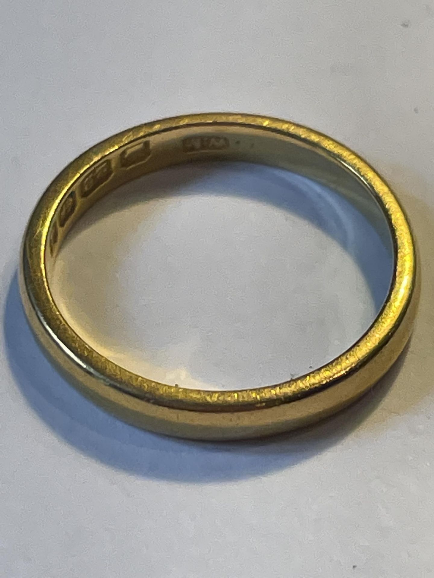 A 22 CARAT GOLD WEDDING BAND SIZE J/K GROSS WEIGHT 3.14 GRAMS - Image 2 of 3