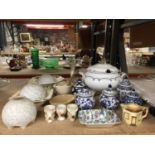 A QUANTITY OFITEMS TO INCLUDE A LARGE TUREEN, A MORTAR AND PESTLE, VINTAGE LAMP SHADES, RETRO BOWLS,