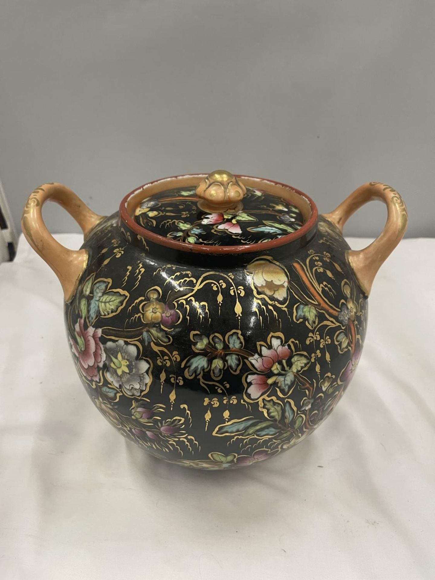A VINTAGE LARGE TWIN HANDLED LIDDED POT WITH FLORAL DESIGN HEIGHT 22CM - Image 3 of 6