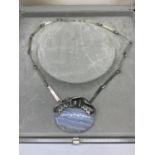 A SILVER AND AGATE NECKLACE IN A PRESENTATION BOX