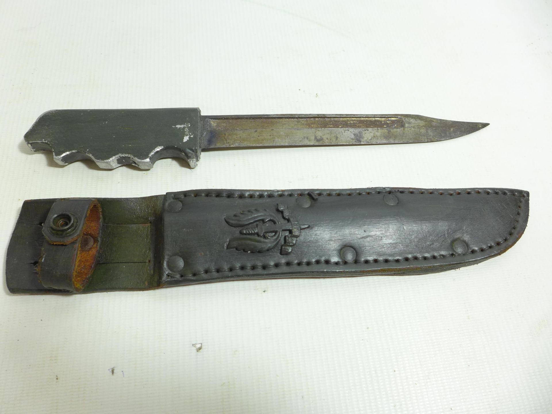 A FIGHTING KNIFE AND SCABBARD 19.5CM, BOWIE BLADE