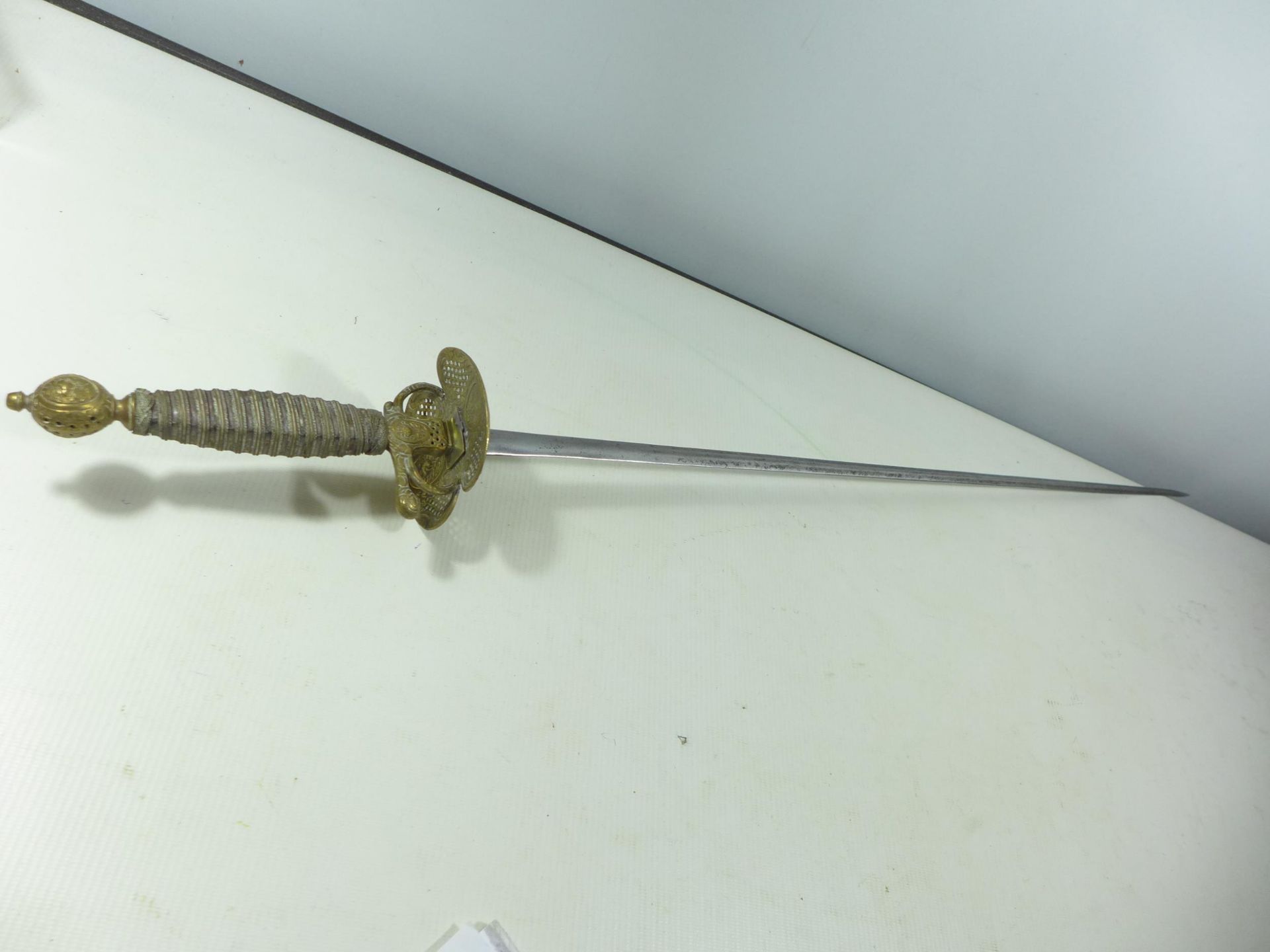A LATE 18TH/EARLY 19TH CENTURY SMALLSWORD, 73CM BLADE, PIERCED BRASS GUARD, WHITE METAL GRIP, A/F