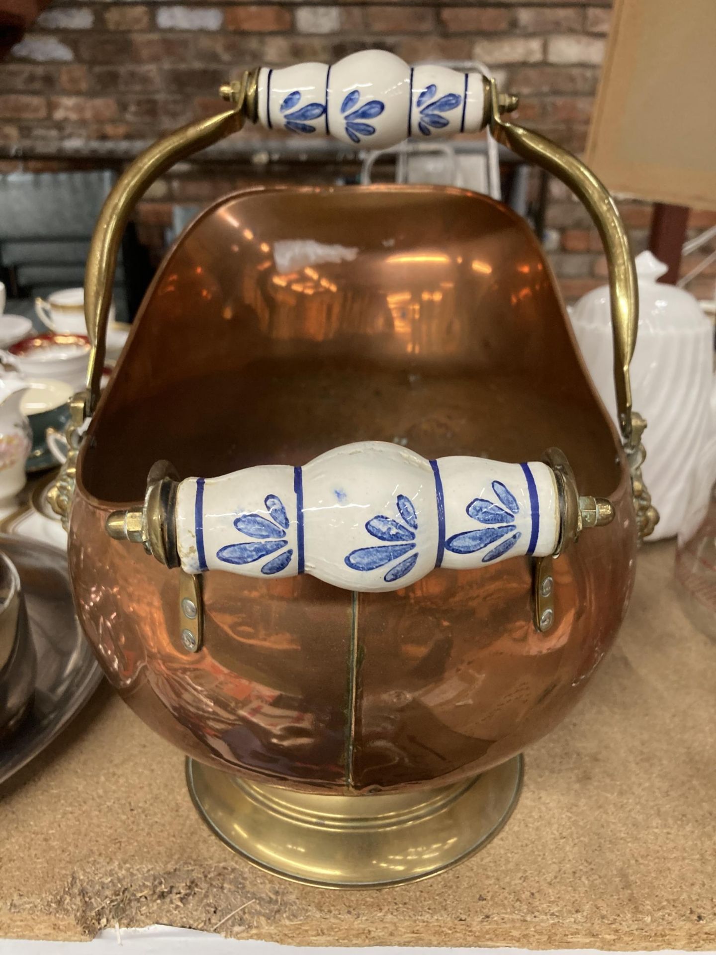 A COPPER FOOTED COAL SCUTTLE WITH BRASS HANDLE AND CERAMIC DETAIL - Image 3 of 3