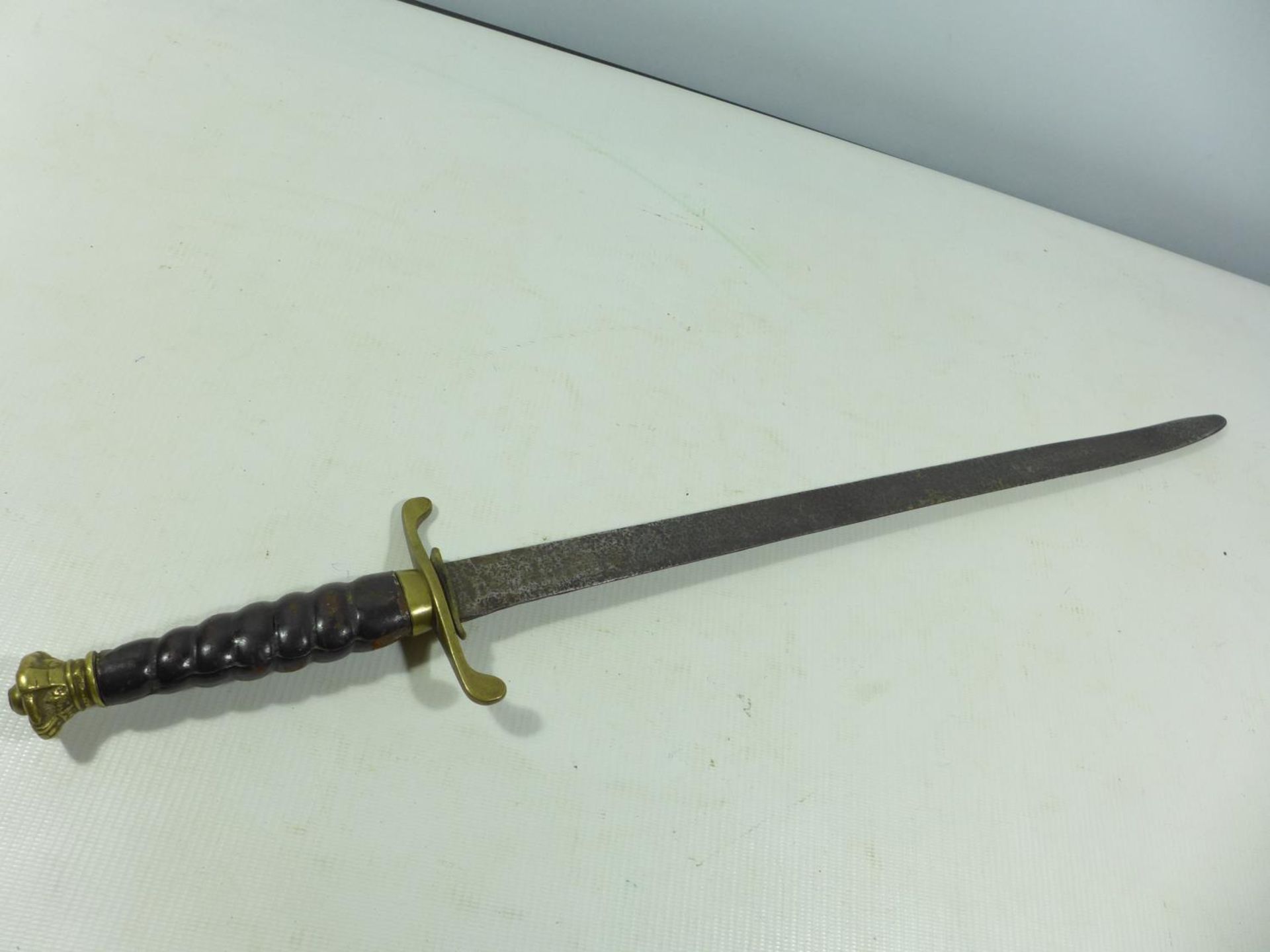 A 19TH CENTURY SHORT SWORD, 46CM BLADE, BRASS MOUNTS, LEATHER GRIP - Image 4 of 6