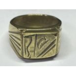 A YELLOW METAL RING STAMPED 750 SIZE U IN A PRESENTATION BOX