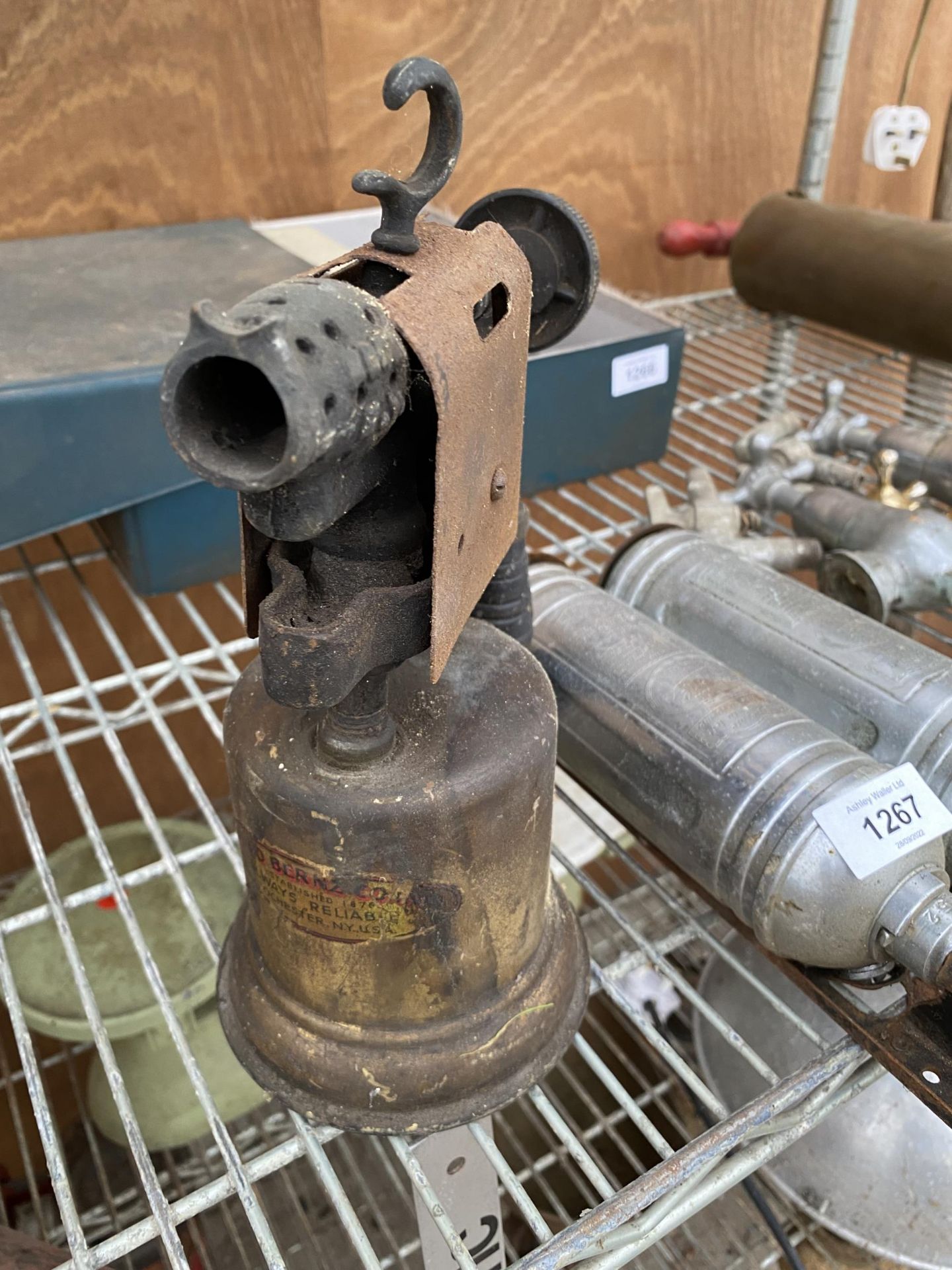 TWO VINTAGE 'JUNIOR PYRENE' FIRE EXTINGUISHERS AND AN 'OTTO BERNZ' BLOW TORCH - Image 2 of 3