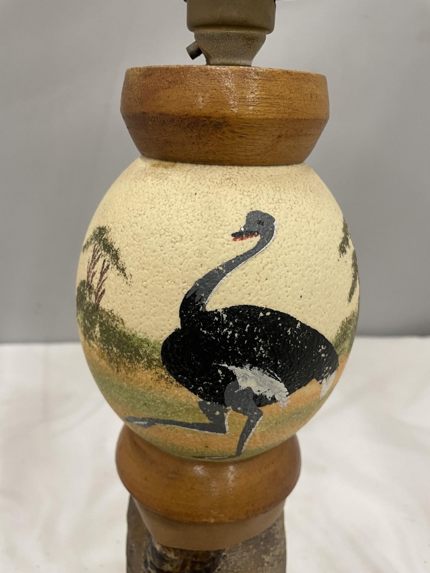 A TABLE LAMP IN THE FORM OF A TAXIDERMY OSTRICH FOOT AND PAINTED OSTRICH EGG ON AN OAK BASE WITH A - Image 3 of 6