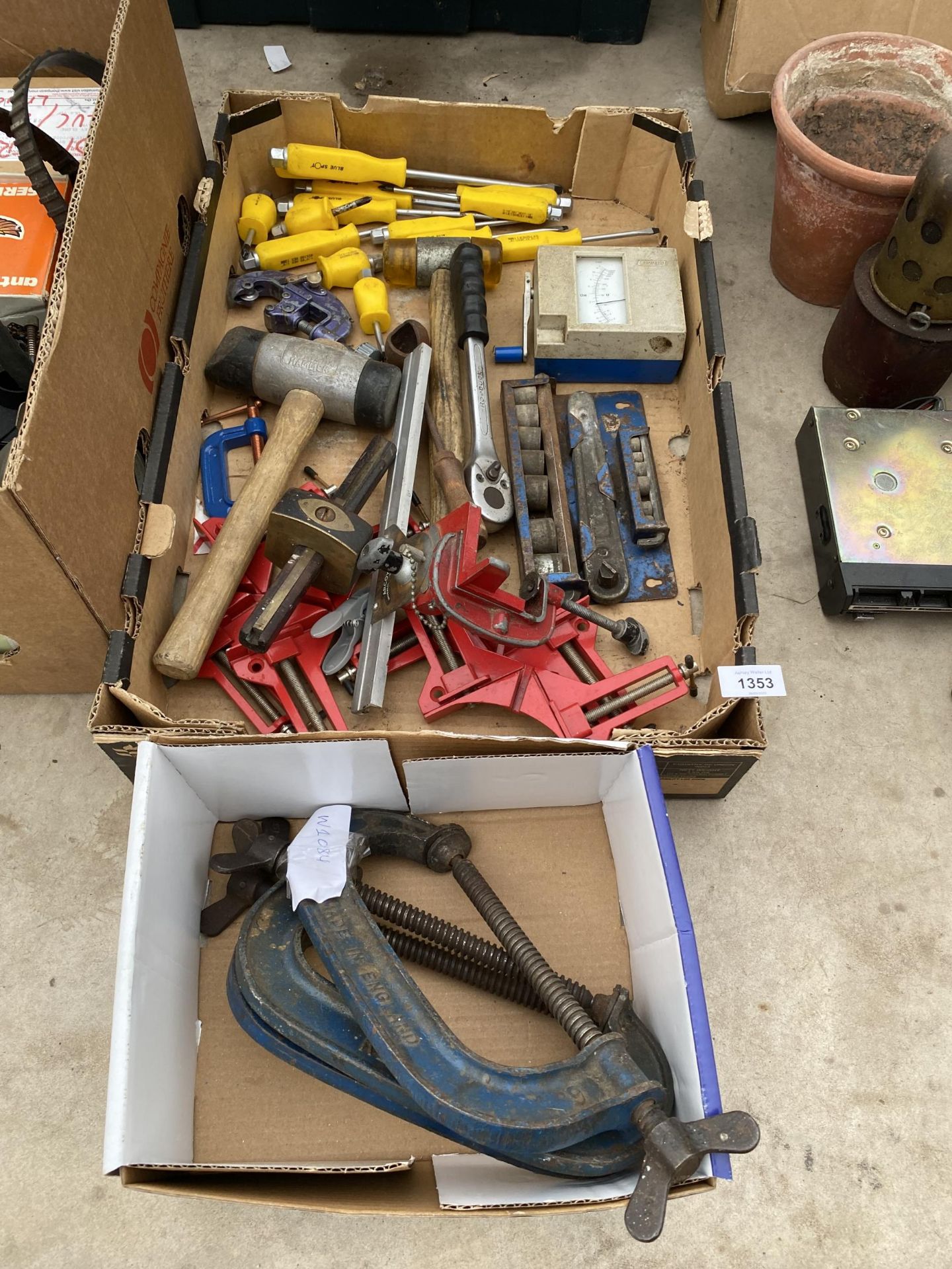 AN ASSORTMENT OF TOOLS TO INCLUDE G CLAMPS, SCREW DRIVERS AND MALLETS ETC