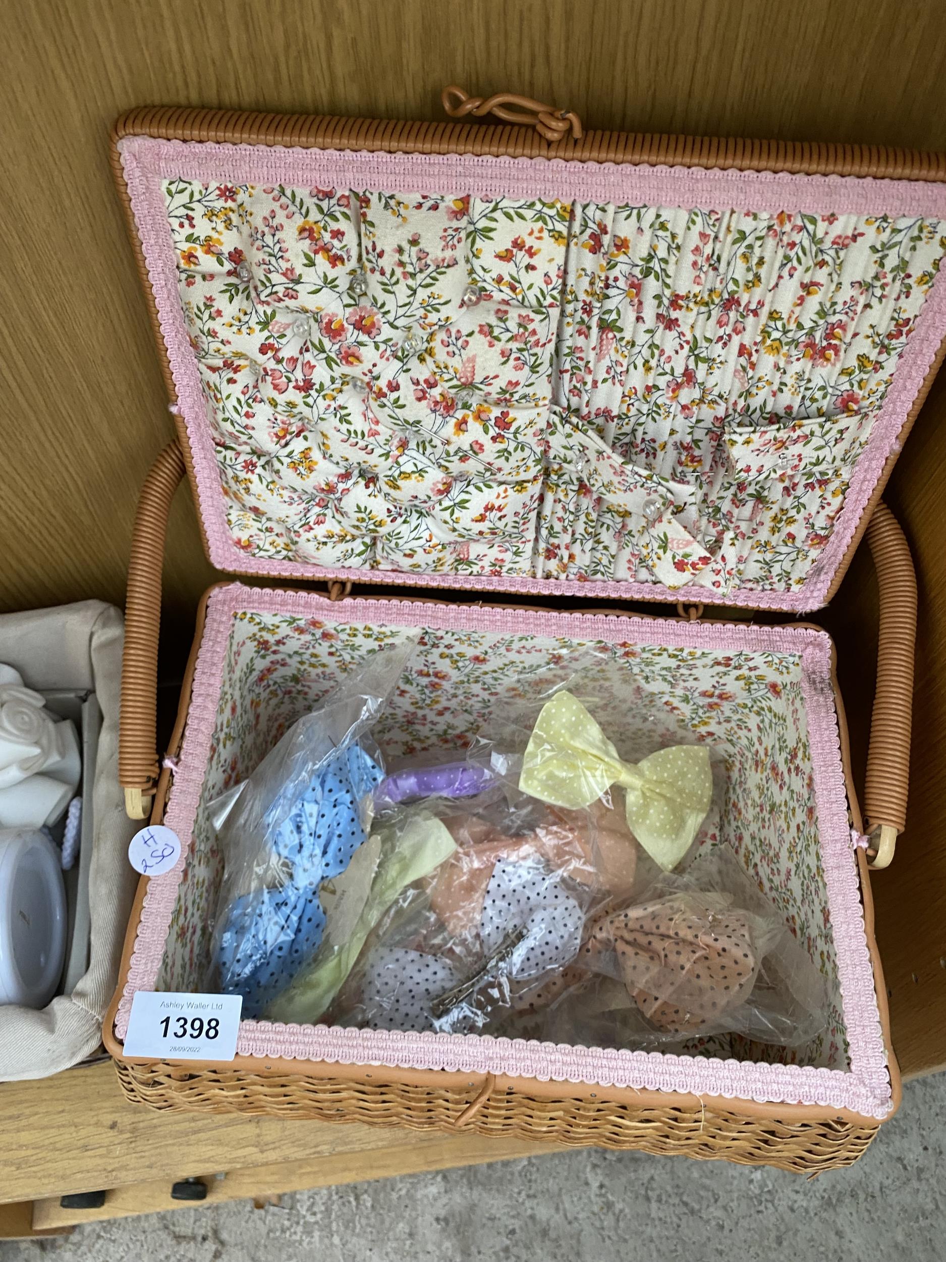 A WICKER BASKET CONTAING BAYLIS & HARDING TOILETRIES AND A FURTHER WICKER BASKET WITH CLIP ON BOWS - Image 3 of 4