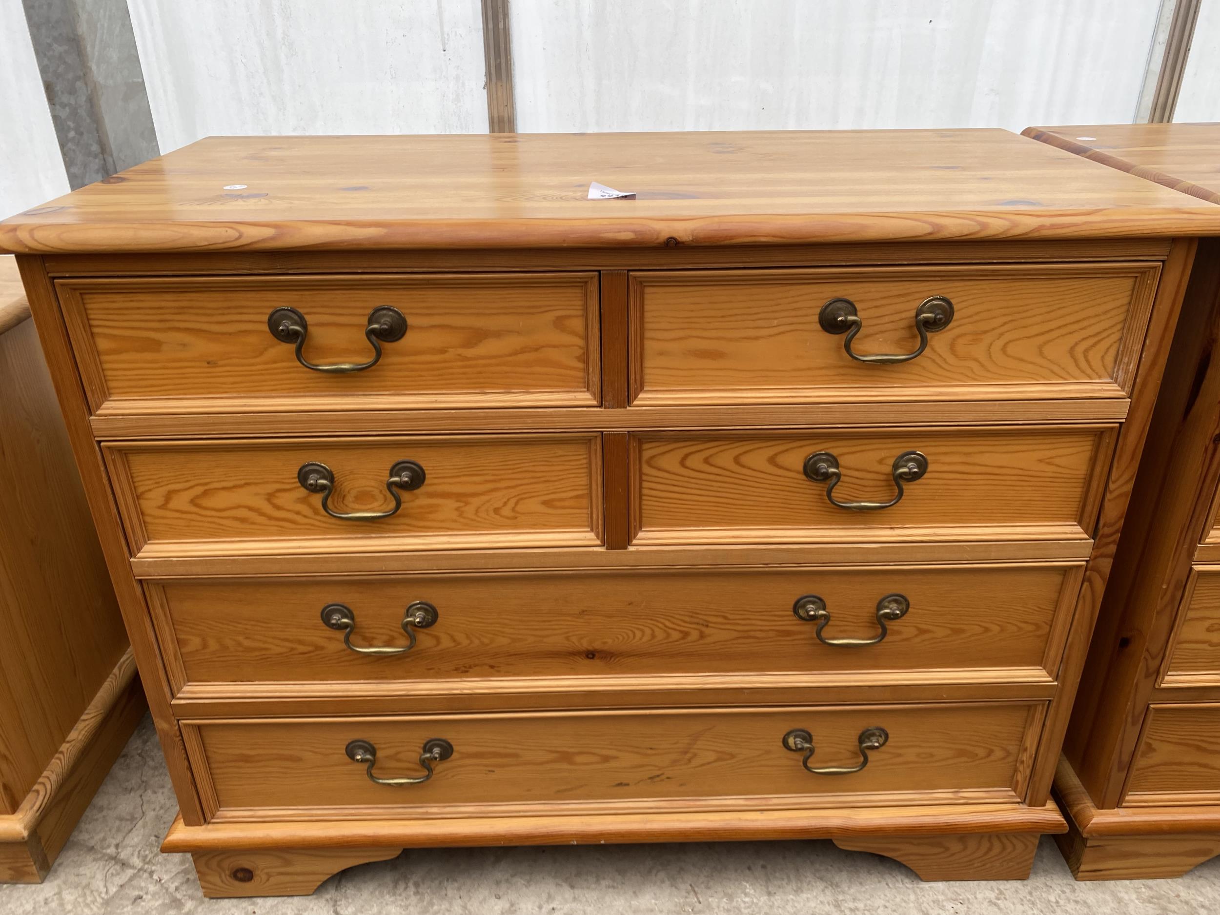 A MODERN PINE CHEST OF FOUR SHORT AND TWO LONG DRAWERS 36" WIDE - Image 2 of 3