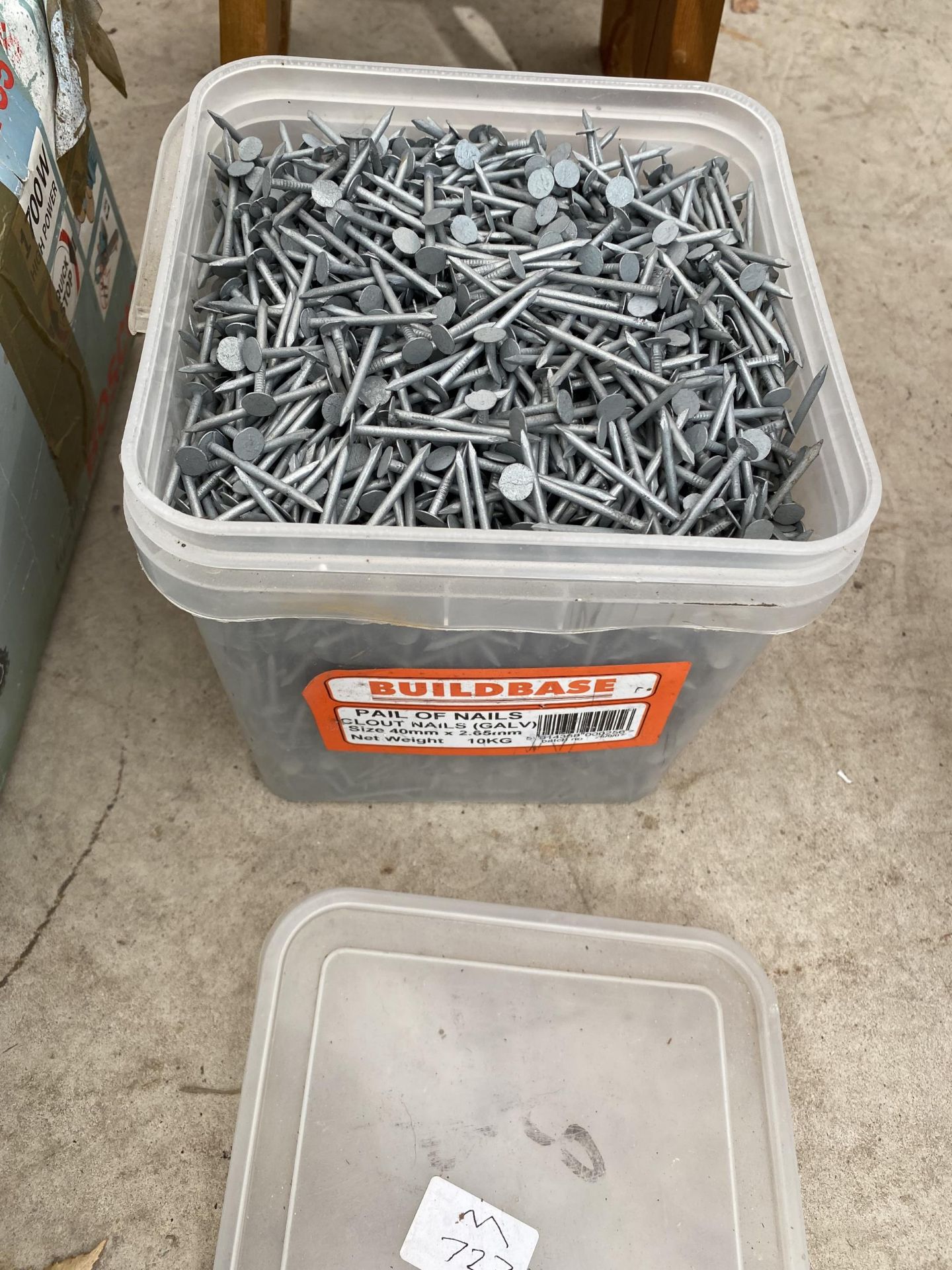 A LARGE QUANTITY OF GALVANISED NAILS