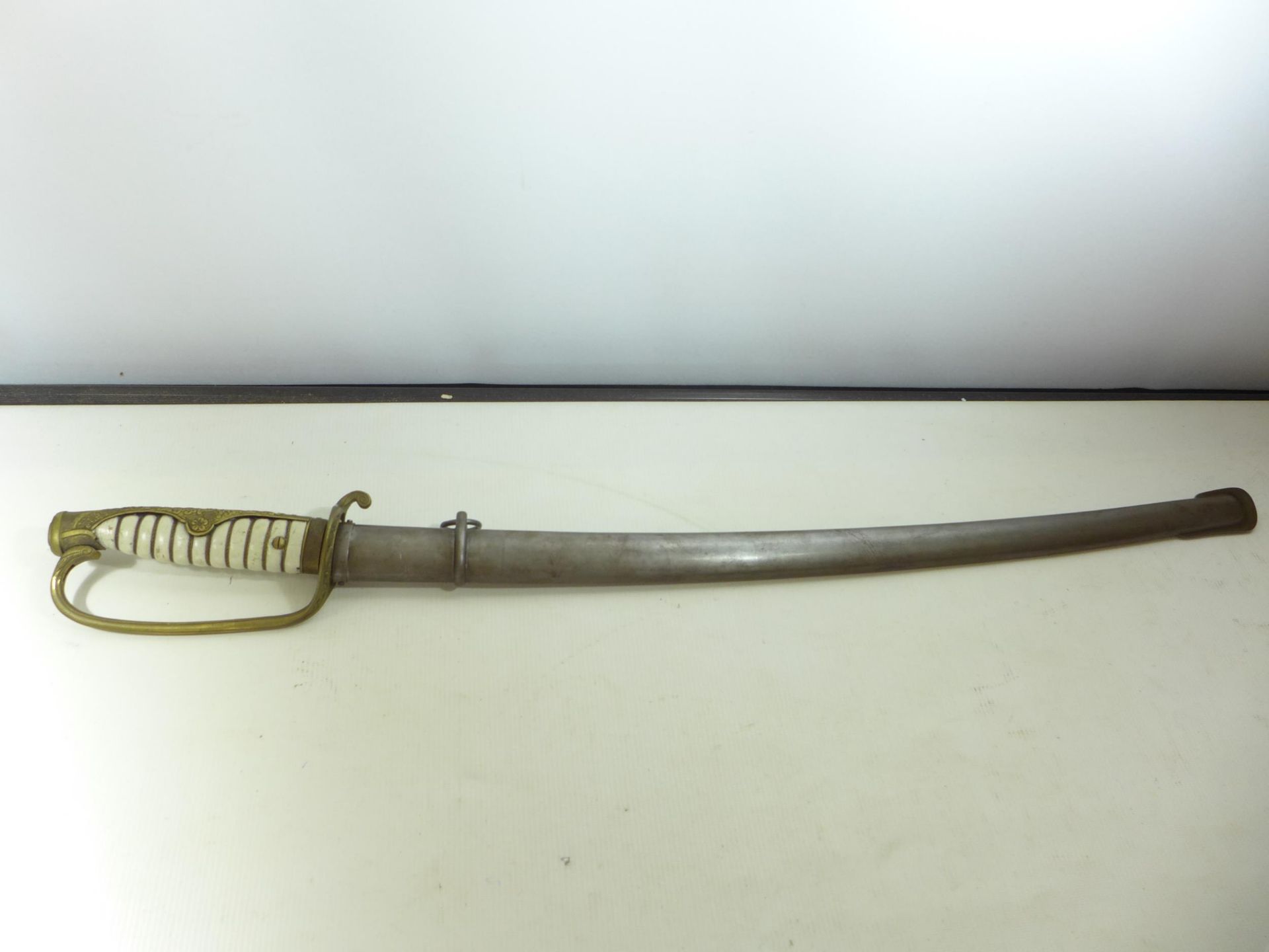 A JAPANESE CAVALRY OFFICERS SWORD AND SCABBARD, 64CM BLADE, PIERCED BRASS GUARD - Image 10 of 10