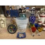 A QUANTITY OF GLASSWARE TO INCLUDE A STUDIO GLASS VASE, BOXED STUART CRYSTAL CLOCK, VASES,