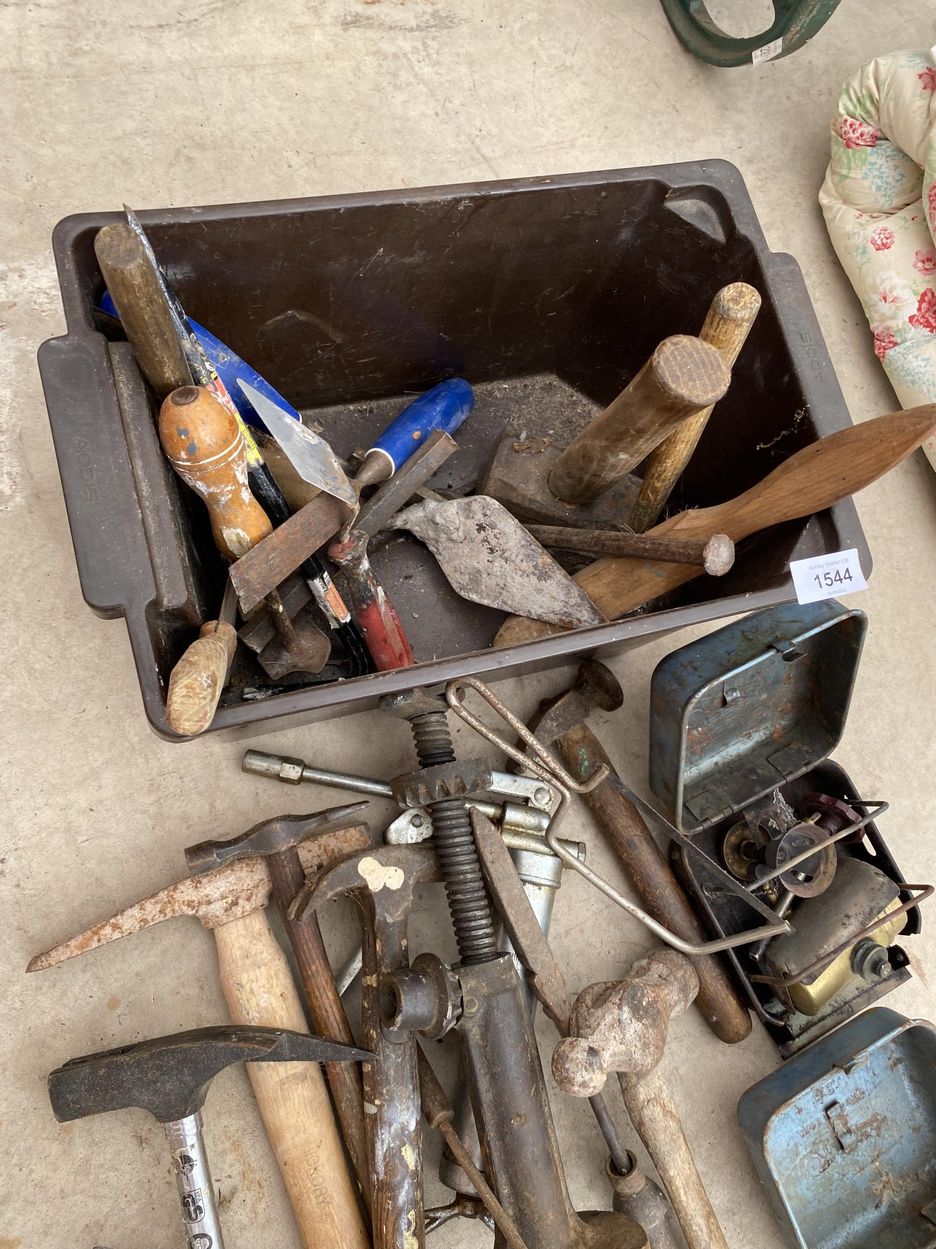 AN ASSORTMENT OF TOOLS TO INCLUDE A COBBLERS LAST, HAMMERS AND CHISELS ETC - Bild 2 aus 3