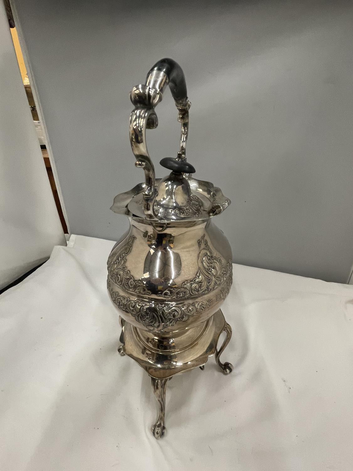 THREE SILVER PLATED ITEMS TO INCLUDE A SPIRIT KETTLE, COFFEE POT AND A SUGAR SIFTER - Image 4 of 10