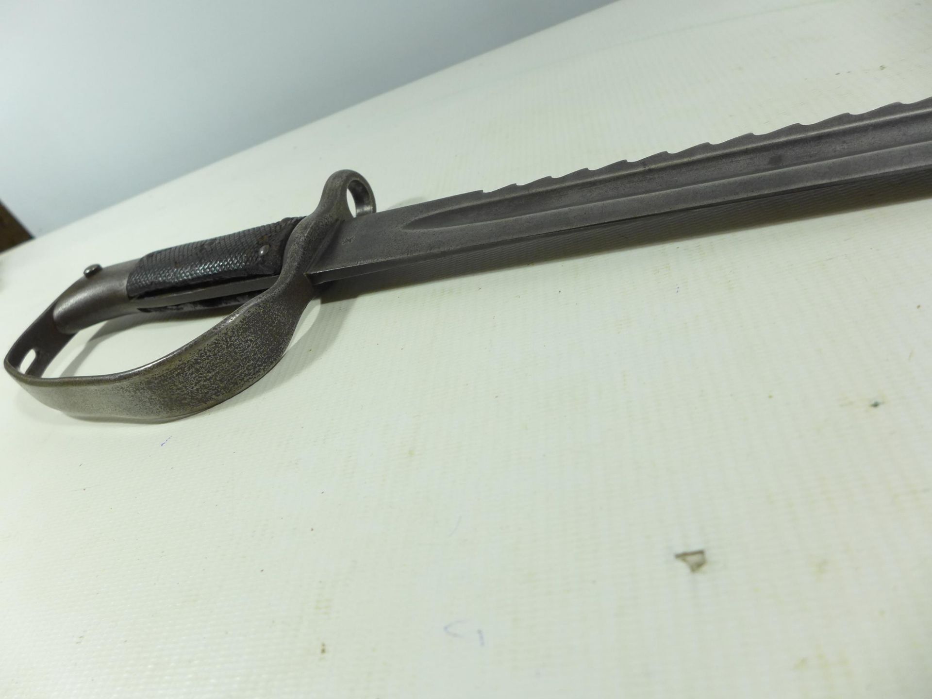 A LATE 19TH/EARLY 20TH CENTURY SAWBACK BAYONET FOR A MARTINI HENRY CARBINE, 65CM BLADE - Image 9 of 9