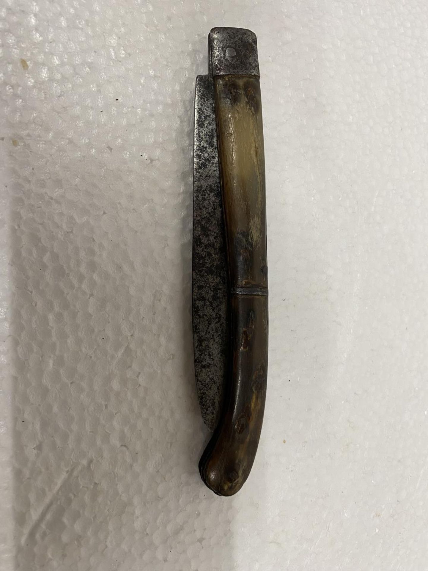 A VINTAGE FOLDING KNIFE WITH HORN GRIP, 14CM BLADE