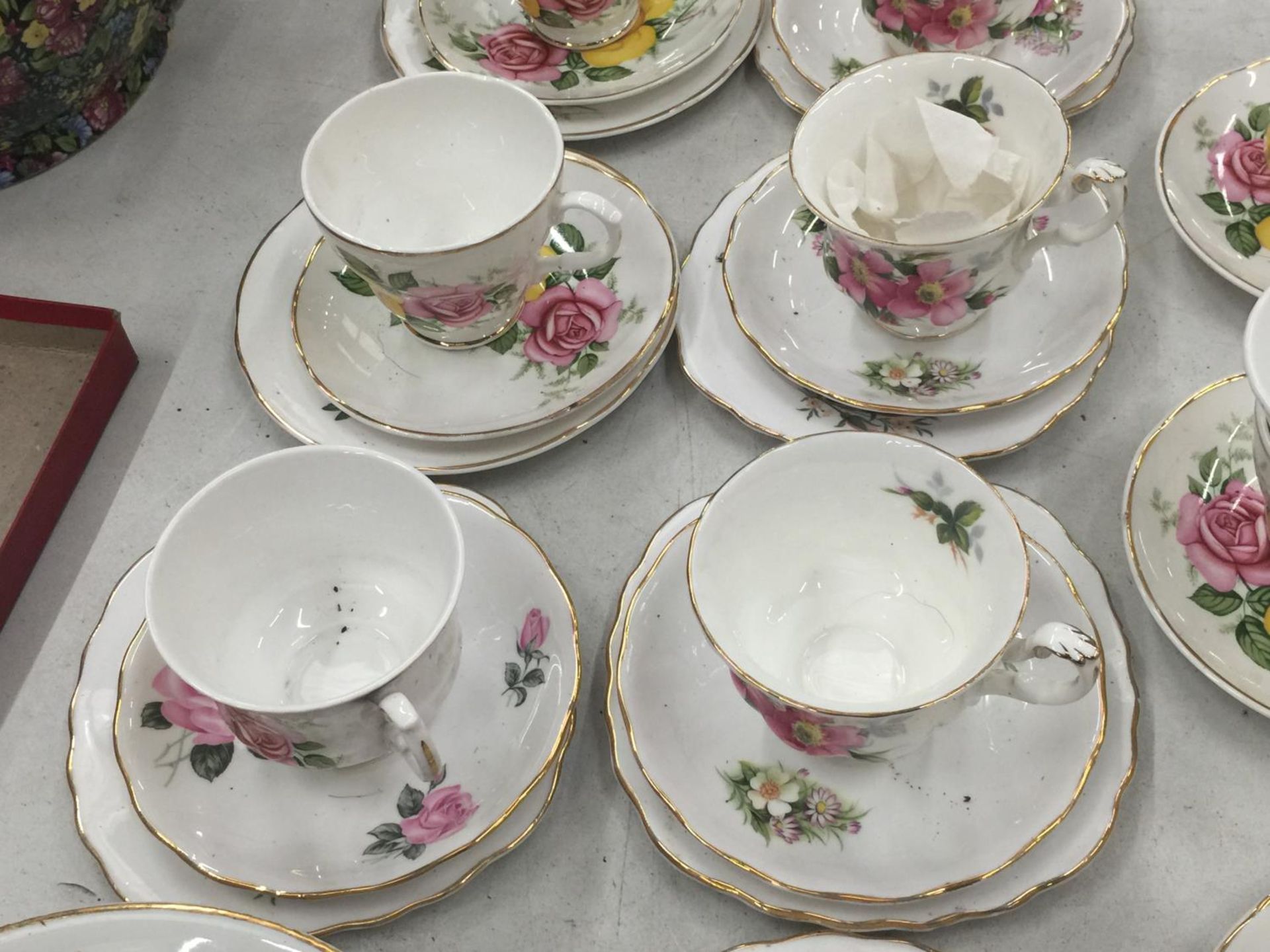 A QUANTITY OF CHINA CUPS, PLATES AND SAUCERS TO INCLUDE ROYAL ALBERT 'PRARIE ROSE', SHERIDAN, ETC - Image 4 of 7