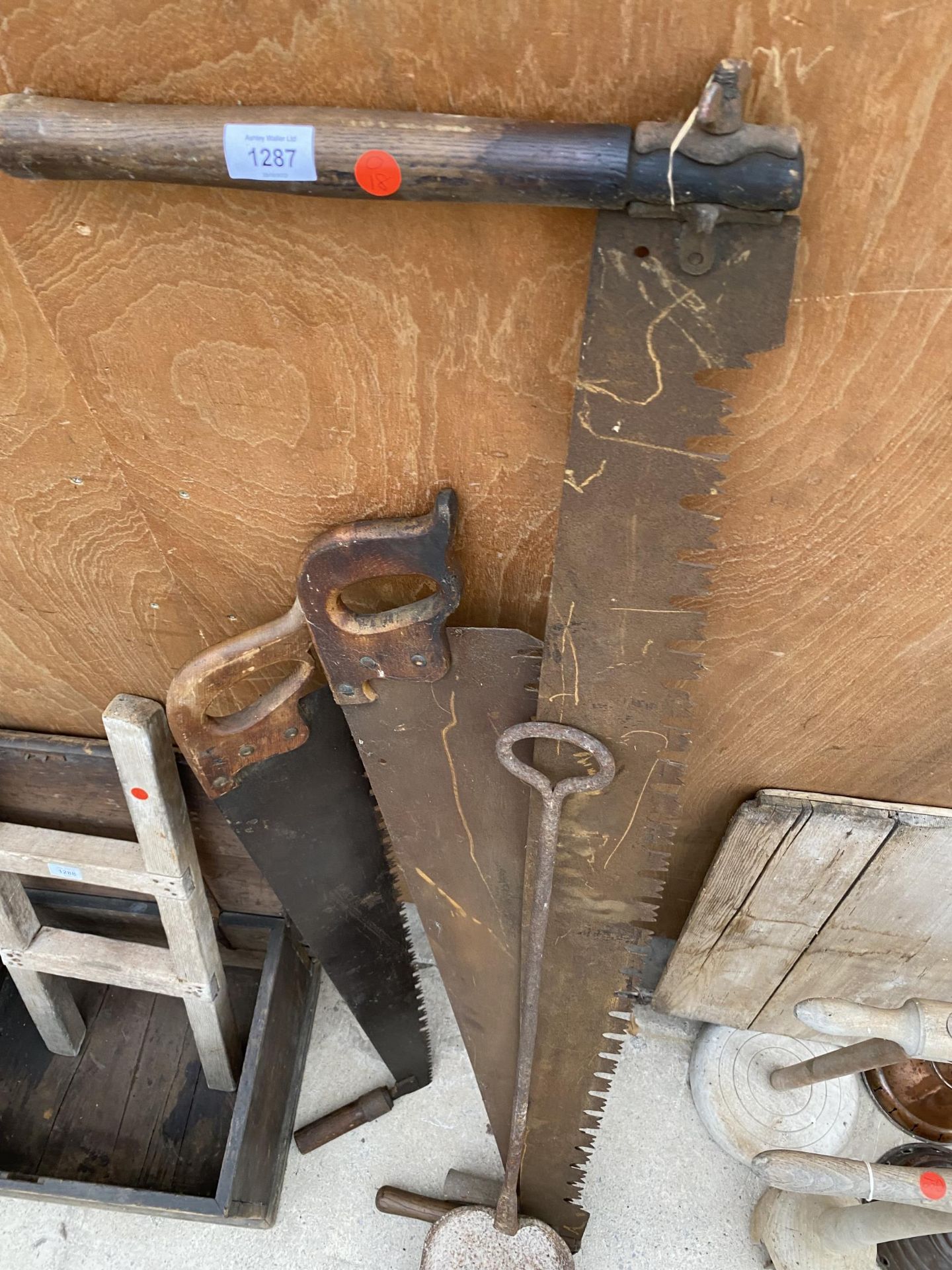 THREE VINTAGE CROSS CUT SAWS AND A VINTAGE CAST IRON DOUGH SHOVEL - Image 4 of 4