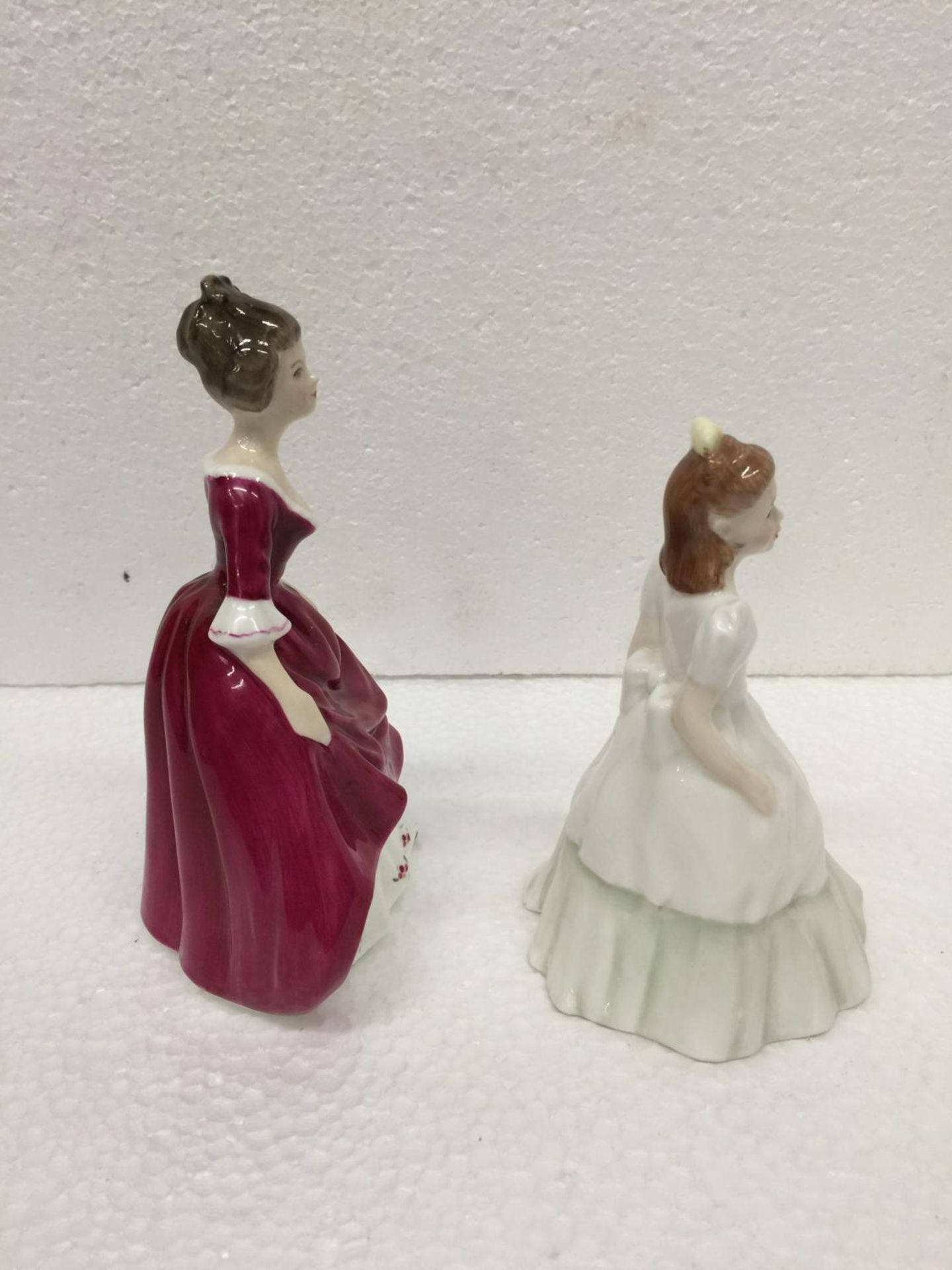 A ROYAL DOULTON SMALL FIGURINE "KERRY" 13 CM TOGETHER WITH A FURTHER FINE BONE CHINA FIGURINE "CARA" - Image 2 of 5