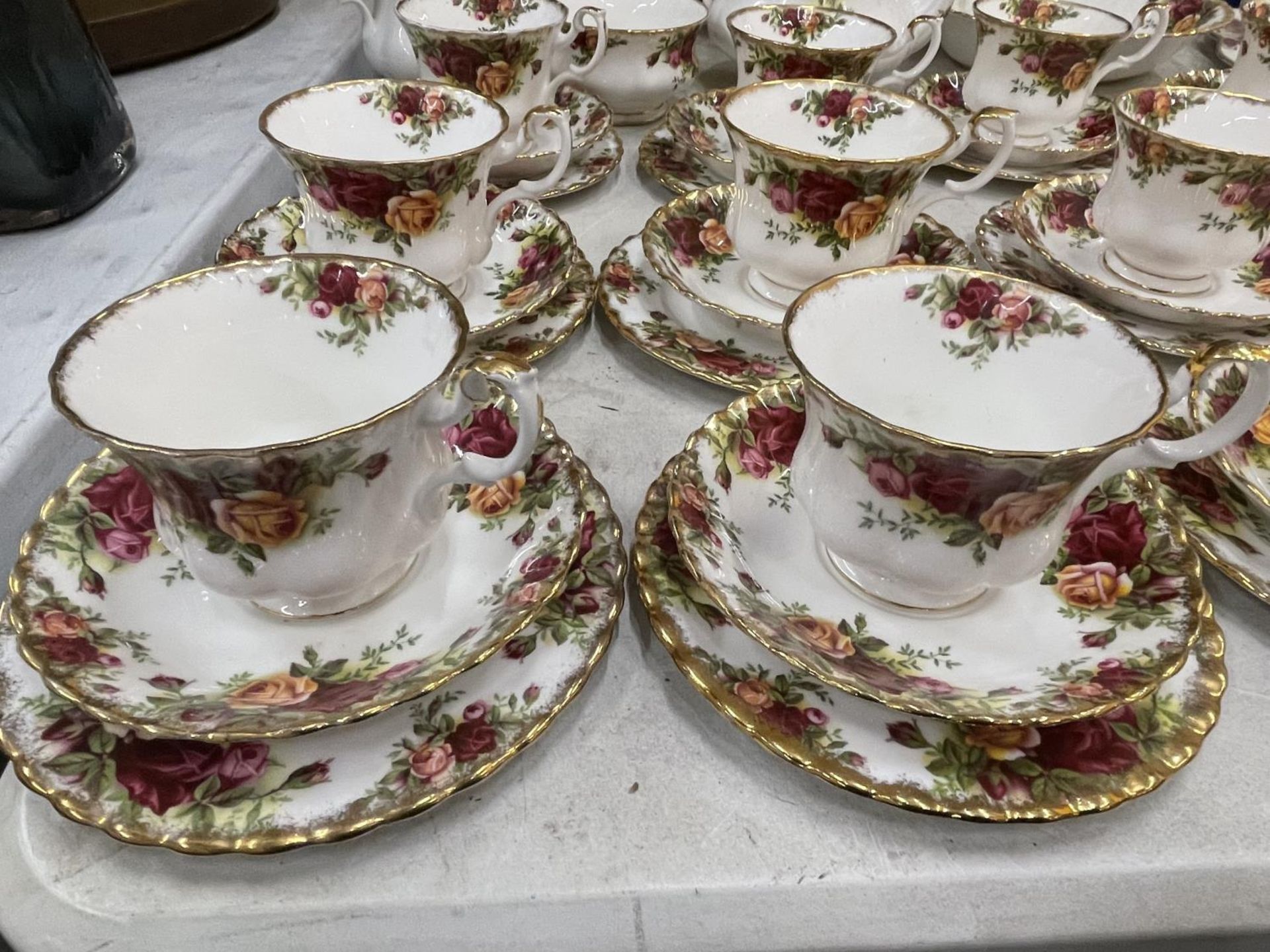 A LARGE COLLECTION OF ROYAL ALBERT OLD COUNTRY ROSES TO INCLUDE TRIOS, CAKE PLATE, SANDWICH PLATES - Image 5 of 7