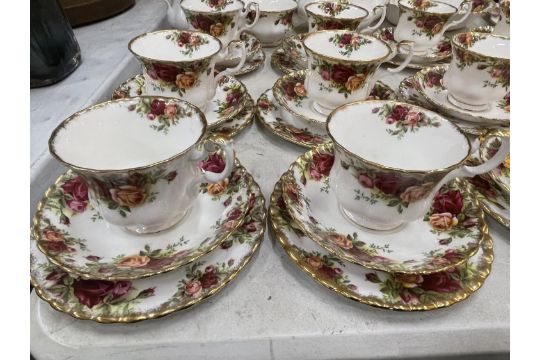 A LARGE COLLECTION OF ROYAL ALBERT OLD COUNTRY ROSES TO INCLUDE TRIOS, CAKE PLATE, SANDWICH PLATES - Image 5 of 7