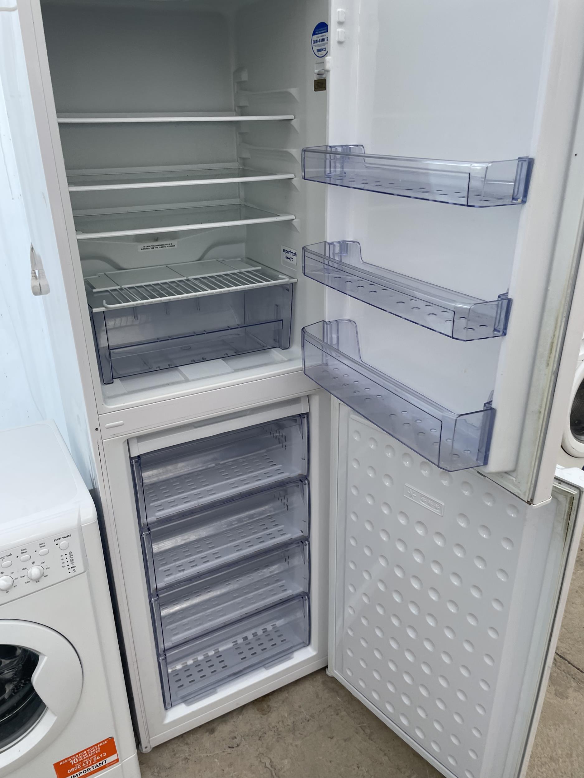 A WHITE BEKO UPRIGHT FRIDGE FREEZER BELIEVED IN WORKING ORDER BUT NO WARRANTY - Bild 2 aus 2