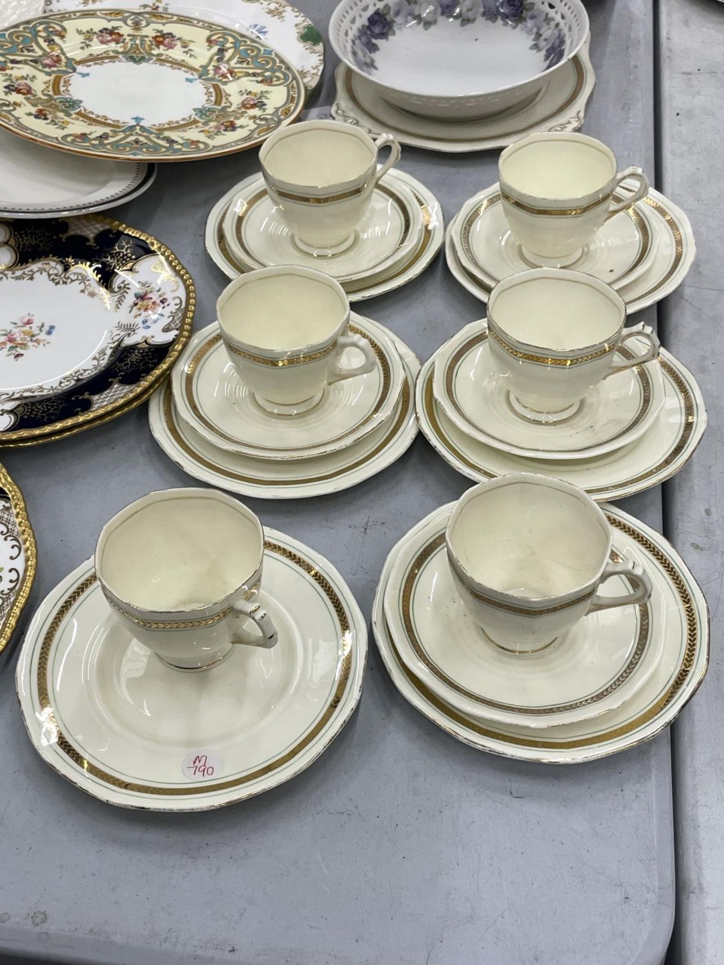 SIX TUSCAN CHINA PLANT CUPS, SAUCERS AND SIDE PLATES PLUS A QUANTITY OF COLLECTABLE PLATES TO - Image 5 of 7