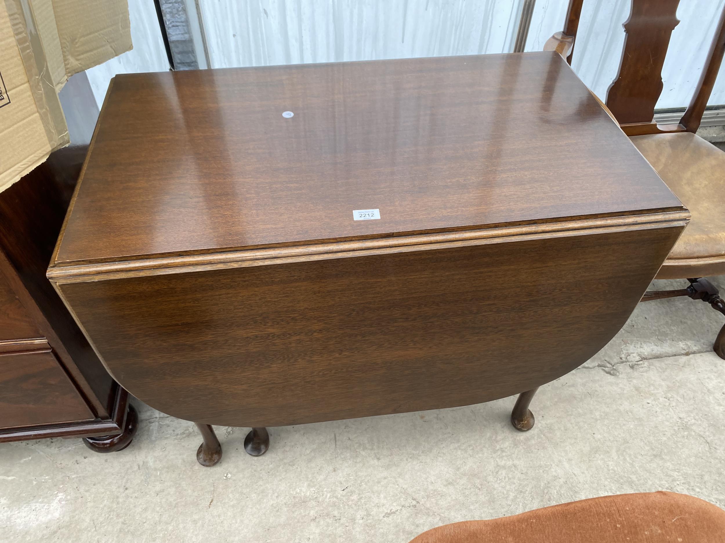 AN EDWARDIAN GATELEG DINING TABLE IN THE QUEEN ANNE STYLE ON CABRIOLE LEGS 69.5" X 36" OPENED