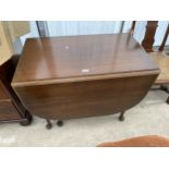 AN EDWARDIAN GATELEG DINING TABLE IN THE QUEEN ANNE STYLE ON CABRIOLE LEGS 69.5" X 36" OPENED