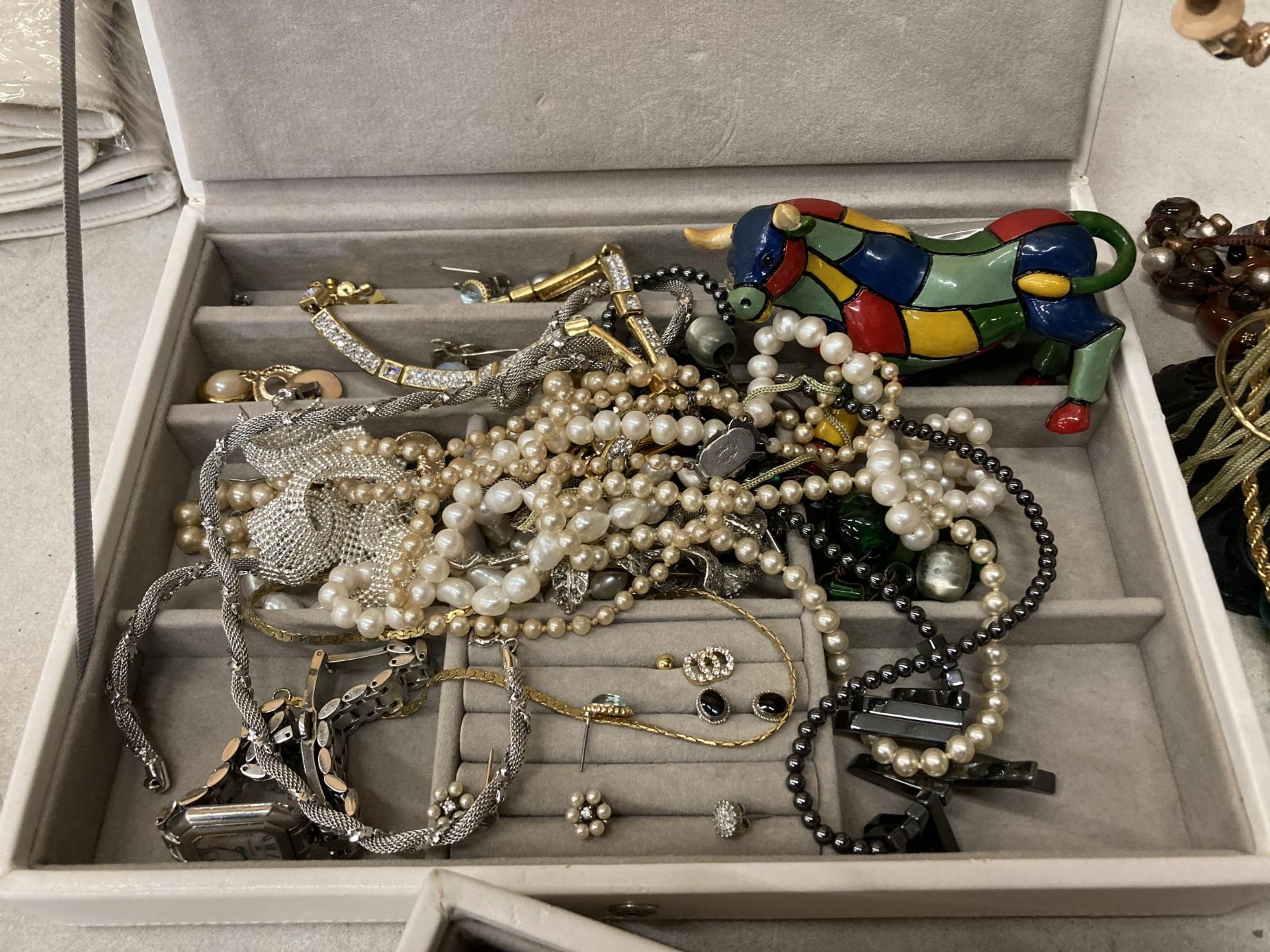 A QUANTITY OF COSTUME JEWELLERY TO INCLUDE EARRINGS, PEARLS, BANGLES, NECKLACES, ETC PLUS A - Image 2 of 4