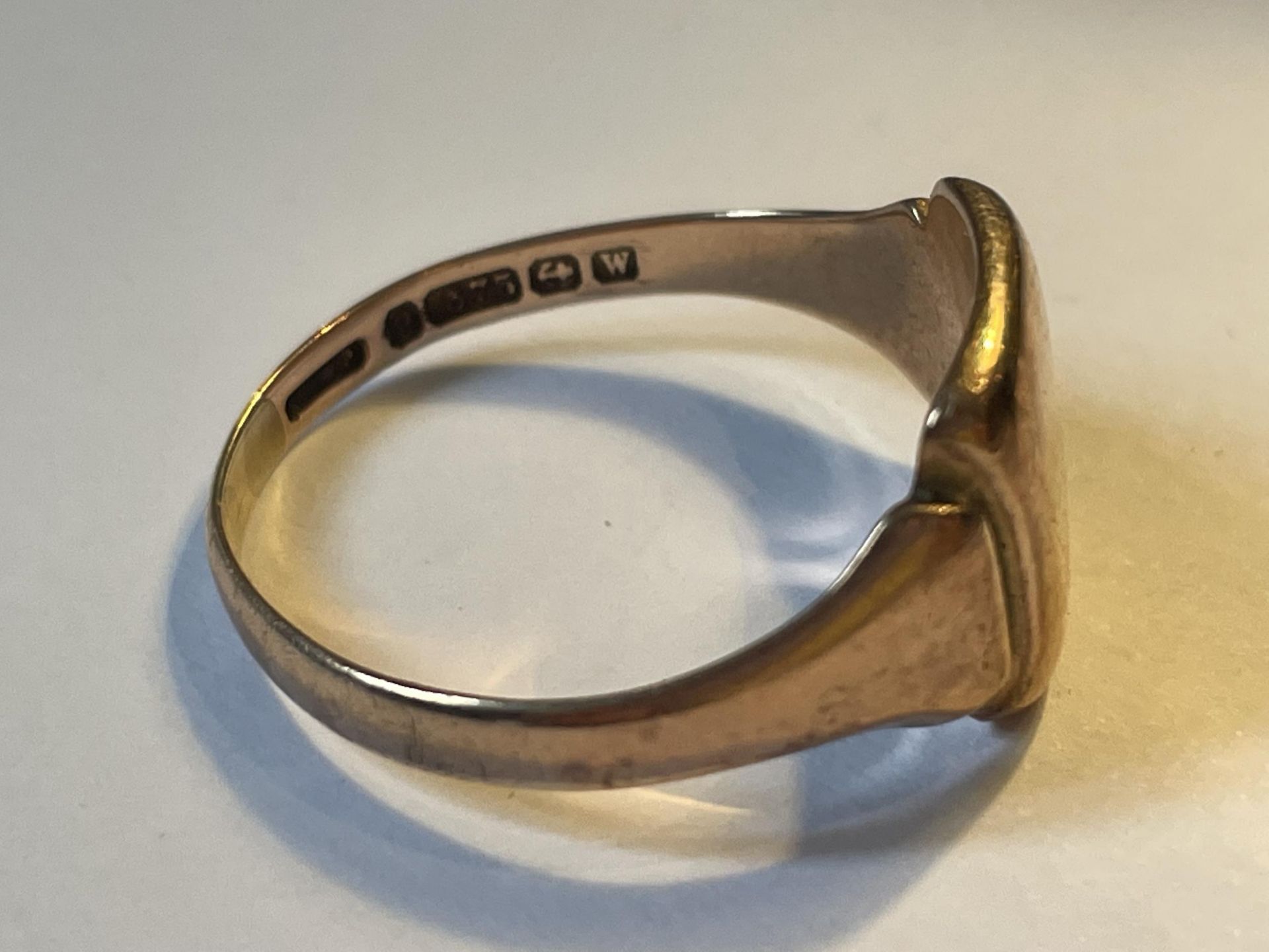A 9 CARAT GOLD SIGNET RING MARKED 375 SIZE W GROSS WEIGHT 4.92 GRAMS - Image 2 of 3