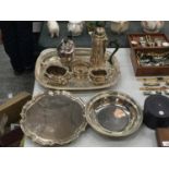 A QUANTITY OF SILVER PLATED ITEMS TO INCLUDE A GALLERIED TRAY, FOOTED TRAY, A COFFEE POT, TEAPOT,