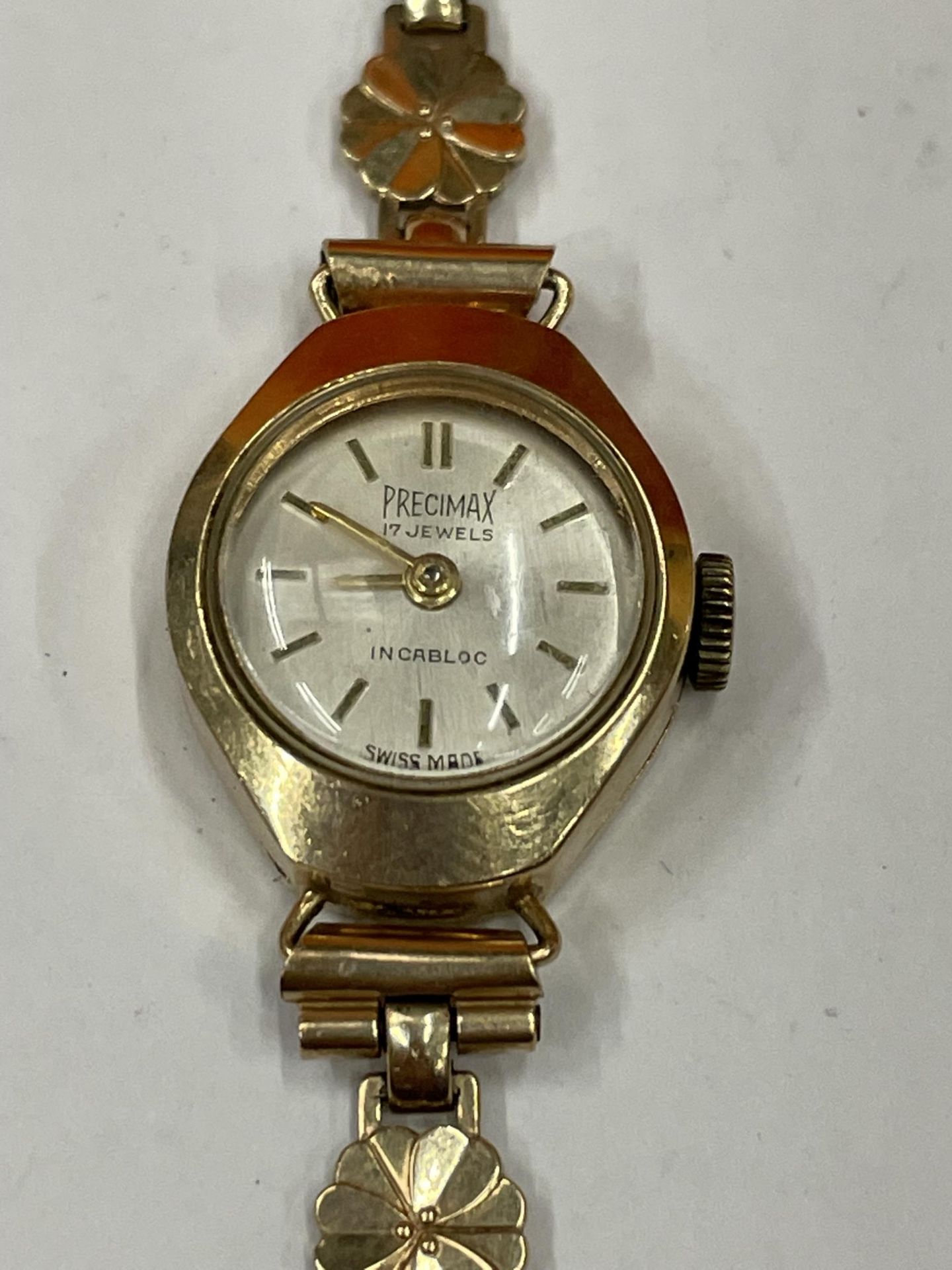 A PRECIMAX 17 JEWEL INCABLOC LADIES 9 CARAT GOLD WATCH AND STRAP APPROXIMATE WEIGHT 8.5 GRAMS - Image 2 of 2